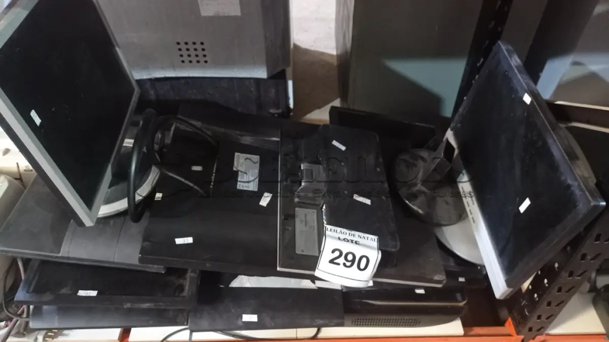 LOTE 290 - 01 LOTE COM VÁRIOS MONITORES DE MARCAS E MODELOS DIVERSOS. (NO ESTADO) ATENÇÃO! FAZER A VISITAÇÃO ANTES DE ARREMATAR, NÃO SABEMOS SE FUNCIONA, LEILÃO NÃO TEM GARANTIA E NEM DEVOLUÇÃO, SUJEITO A POSSÍVEIS AVARIAS VISÍVEIS/OCULTAS E/OU AUSÊNCIA DE COMPONENTES.