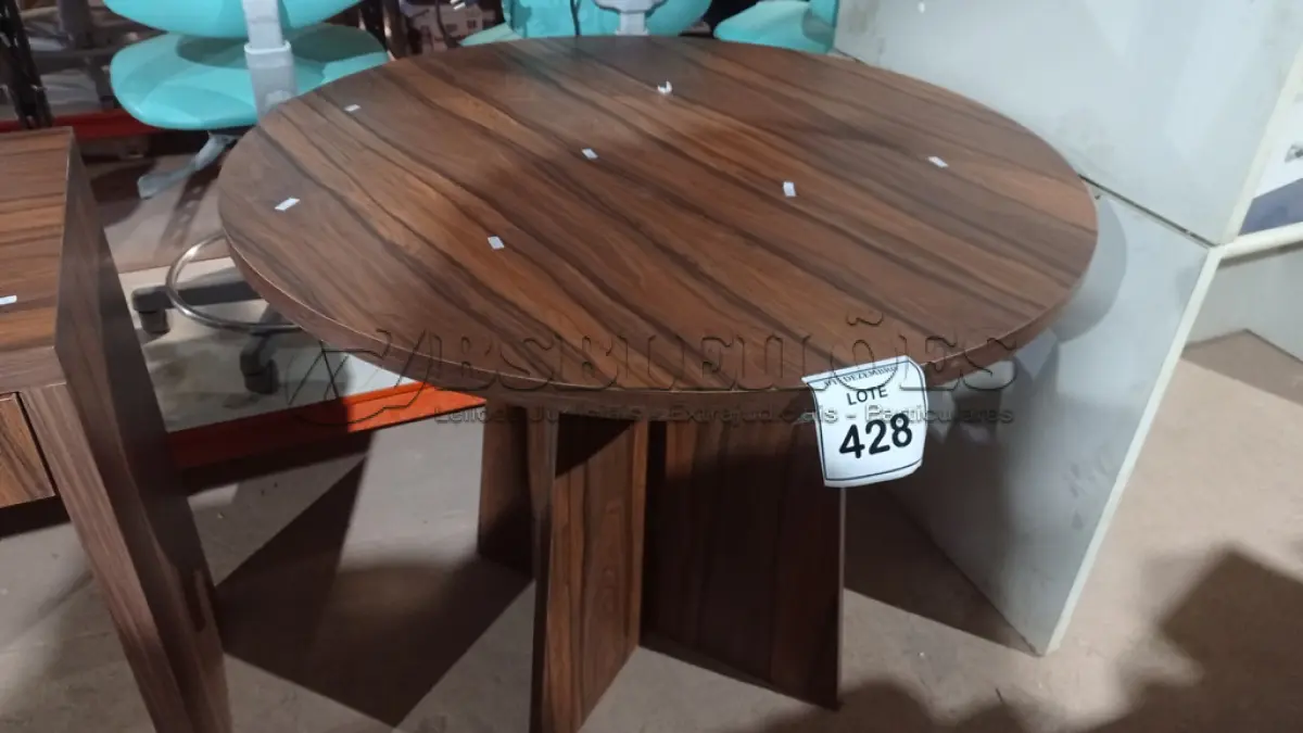 LOTE 428 - 01 MESA REDONDA EM MADEIRA. (NO ESTADO) ATENÇÃO! FAZER A VISITAÇÃO ANTES DE ARREMATAR, NÃO SABEMOS SE FUNCIONA, LEILÃO NÃO TEM GARANTIA E NEM DEVOLUÇÃO, SUJEITO A POSSÍVEIS AVARIAS VISÍVEIS/OCULTAS E/OU AUSÊNCIA DE COMPONENTES.