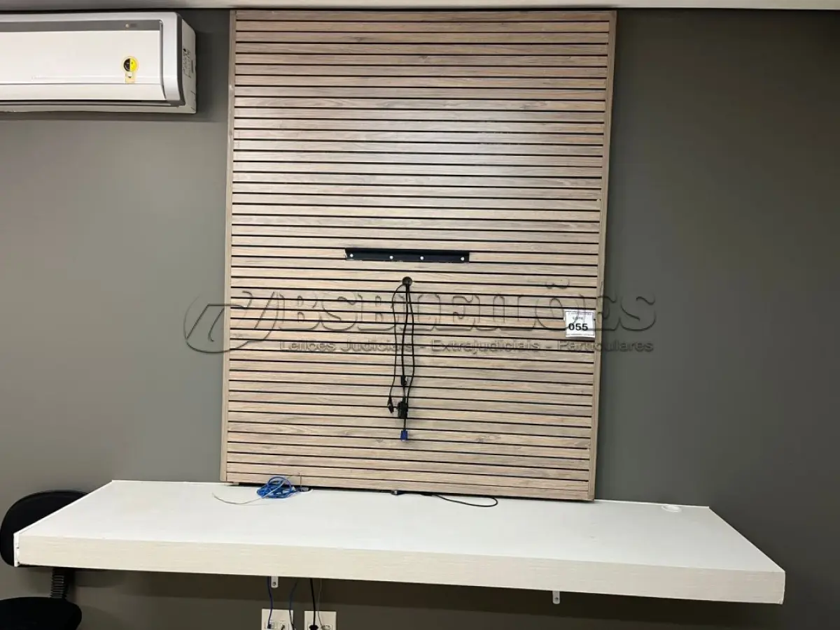 LOTE 055 - 01 PAINEL EM MADEIRA. (NO ESTADO) ATENÇÃO! FAZER A VISITAÇÃO ANTES DE ARREMATAR, NÃO SABEMOS SE FUNCIONA, LEILÃO NÃO TEM GARANTIA E NEM DEVOLUÇÃO, SUJEITO A POSSÍVEIS AVARIAS VISÍVEIS/OCULTAS E/OU AUSÊNCIA DE COMPONENTES.