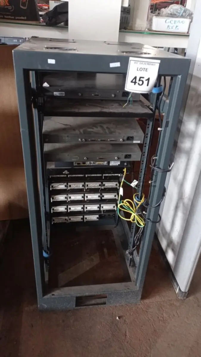 LOTE 451 - 01 RACK PARA SERVIDOR. (NO ESTADO) ATENÇÃO! FAZER A VISITAÇÃO ANTES DE ARREMATAR, NÃO SABEMOS SE FUNCIONA, LEILÃO NÃO TEM GARANTIA E NEM DEVOLUÇÃO, SUJEITO A POSSÍVEIS AVARIAS VISÍVEIS/OCULTAS E/OU AUSÊNCIA DE COMPONENTES.