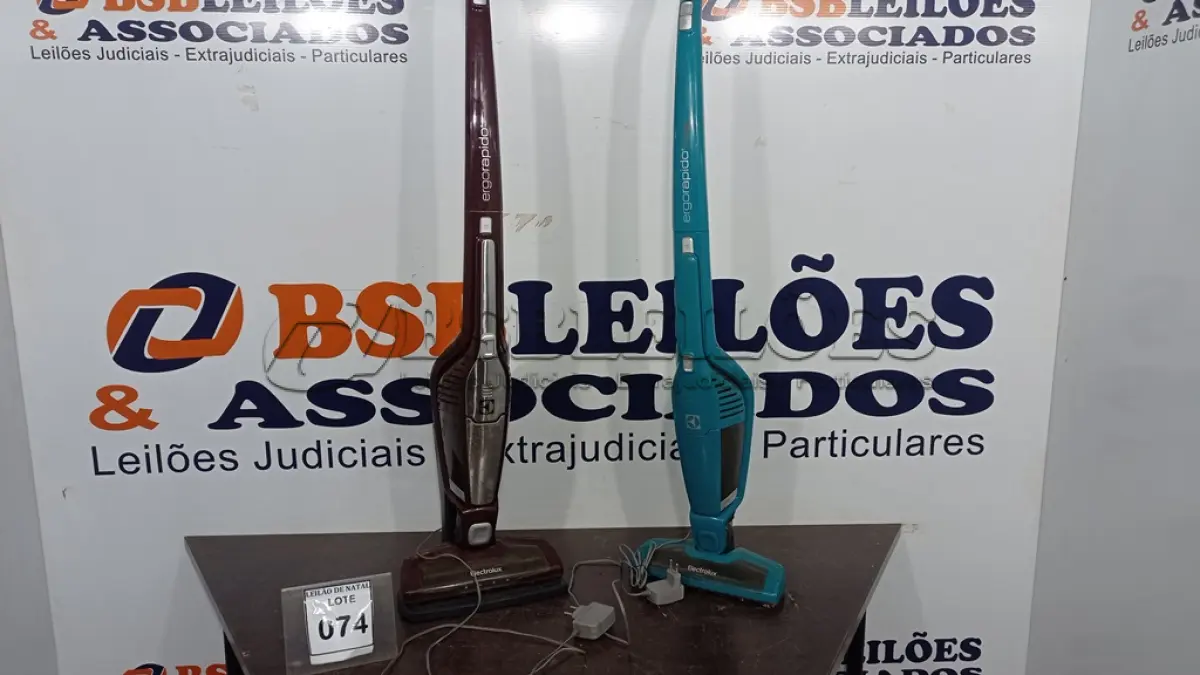 LOTE 074 - 02 ASPIRADORES DE PÓ MARCA ELECTROLUX. (NO ESTADO) ATENÇÃO! FAZER A VISITAÇÃO ANTES DE ARREMATAR, NÃO SABEMOS SE FUNCIONA, LEILÃO NÃO TEM GARANTIA E NEM DEVOLUÇÃO, SUJEITO A POSSÍVEIS AVARIAS VISÍVEIS/OCULTAS E/OU AUSÊNCIA DE COMPONENTES.