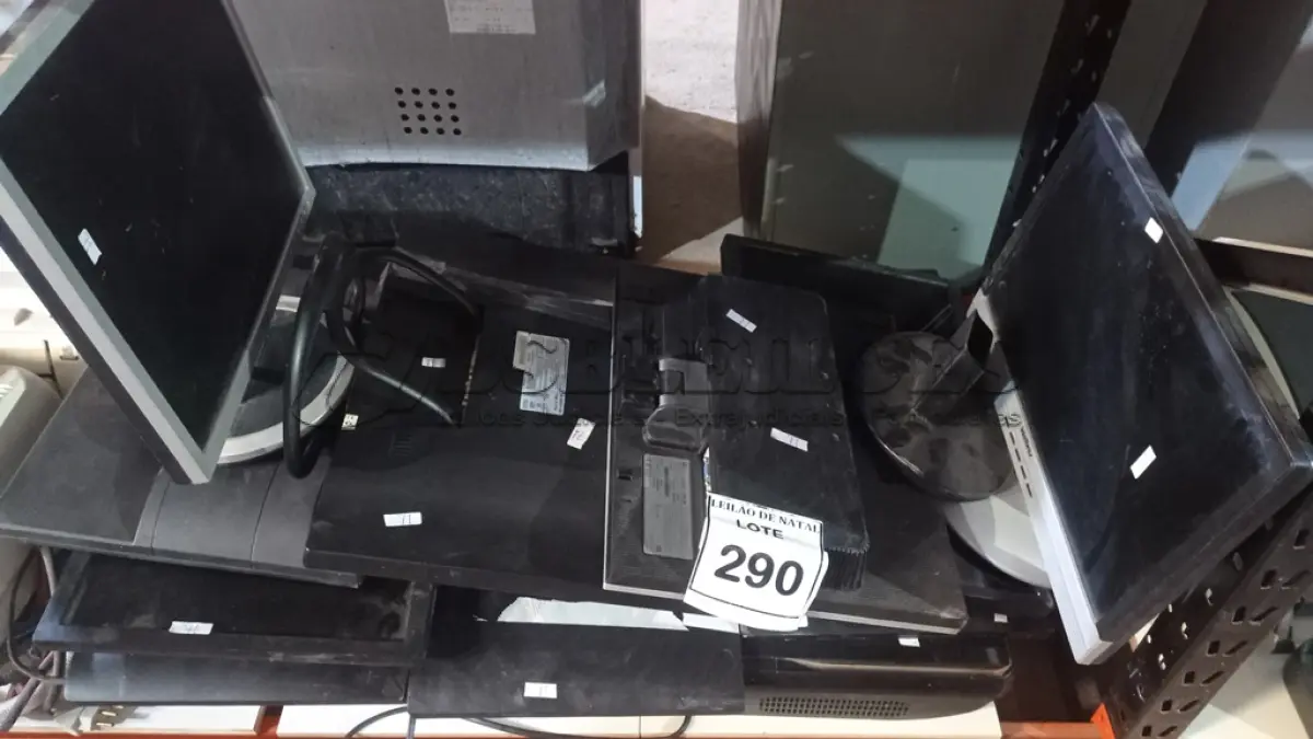 LOTE 290 - 01 LOTE COM VÁRIOS MONITORES DE MARCAS E MODELOS DIVERSOS. (NO ESTADO) ATENÇÃO! FAZER A VISITAÇÃO ANTES DE ARREMATAR, NÃO SABEMOS SE FUNCIONA, LEILÃO NÃO TEM GARANTIA E NEM DEVOLUÇÃO, SUJEITO A POSSÍVEIS AVARIAS VISÍVEIS/OCULTAS E/OU AUSÊNCIA DE COMPONENTES.