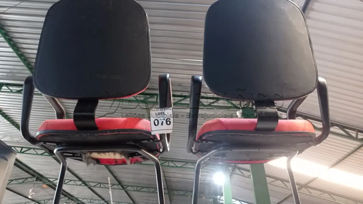 LOTE 076 - 02 CADEIRAS ALMOFADADAS COM PÉS FIXOS. (NO ESTADO) ATENÇÃO! FAZER A VISITAÇÃO ANTES DE ARREMATAR, NÃO SABEMOS SE FUNCIONA, LEILÃO NÃO TEM GARANTIA E NEM DEVOLUÇÃO, SUJEITO A POSSÍVEIS AVARIAS VISÍVEIS/OCULTAS E/OU AUSÊNCIA DE COMPONENTES.