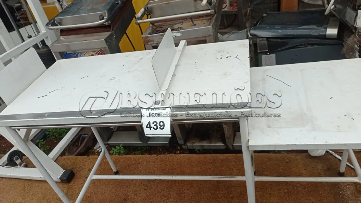 LOTE 439 - 01 MESA DE FERRO LABORATORIAL. (NO ESTADO) ATENÇÃO! FAZER A VISITAÇÃO ANTES DE ARREMATAR, NÃO SABEMOS SE FUNCIONA, LEILÃO NÃO TEM GARANTIA E NEM DEVOLUÇÃO, SUJEITO A POSSÍVEIS AVARIAS VISÍVEIS/OCULTAS E/OU AUSÊNCIA DE COMPONENTES.