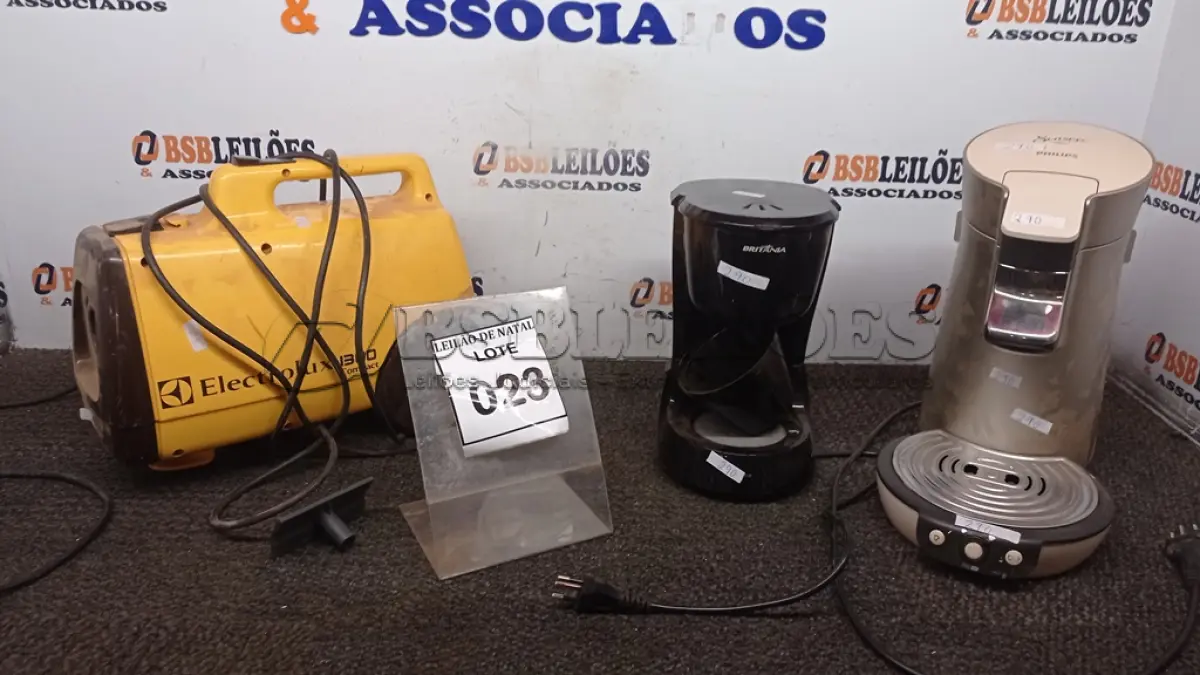 LOTE 023 - 02 CAFETEIRAS E 01 ASPIRADOR (INCOMPLETO). (NO ESTADO) ATENÇÃO! FAZER A VISITAÇÃO ANTES DE ARREMATAR, NÃO SABEMOS SE FUNCIONA, LEILÃO NÃO TEM GARANTIA E NEM DEVOLUÇÃO, SUJEITO A POSSÍVEIS AVARIAS VISÍVEIS/OCULTAS E/OU AUSÊNCIA DE COMPONENTES.
