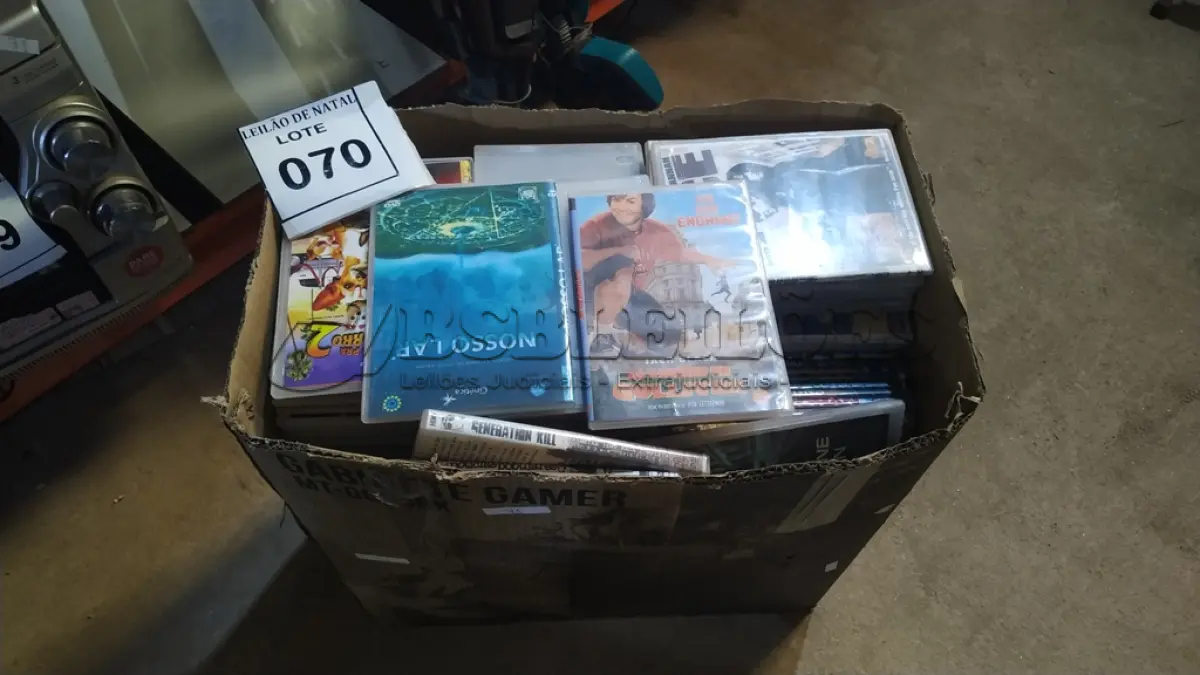 LOTE 070 - 01 LOTE COM GRANDE QUANTIDADE DE DVDS. (NO ESTADO) ATENÇÃO! FAZER A VISITAÇÃO ANTES DE ARREMATAR, NÃO SABEMOS SE FUNCIONA, LEILÃO NÃO TEM GARANTIA E NEM DEVOLUÇÃO, SUJEITO A POSSÍVEIS AVARIAS VISÍVEIS/OCULTAS E/OU AUSÊNCIA DE COMPONENTES.