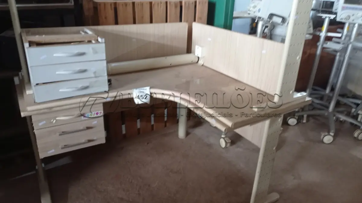 LOTE 452 - 02 MESAS EM L COM 03 GAVETAS CADA. (NO ESTADO) ATENÇÃO! FAZER A VISITAÇÃO ANTES DE ARREMATAR, NÃO SABEMOS SE FUNCIONA, LEILÃO NÃO TEM GARANTIA E NEM DEVOLUÇÃO, SUJEITO A POSSÍVEIS AVARIAS VISÍVEIS/OCULTAS E/OU AUSÊNCIA DE COMPONENTES.