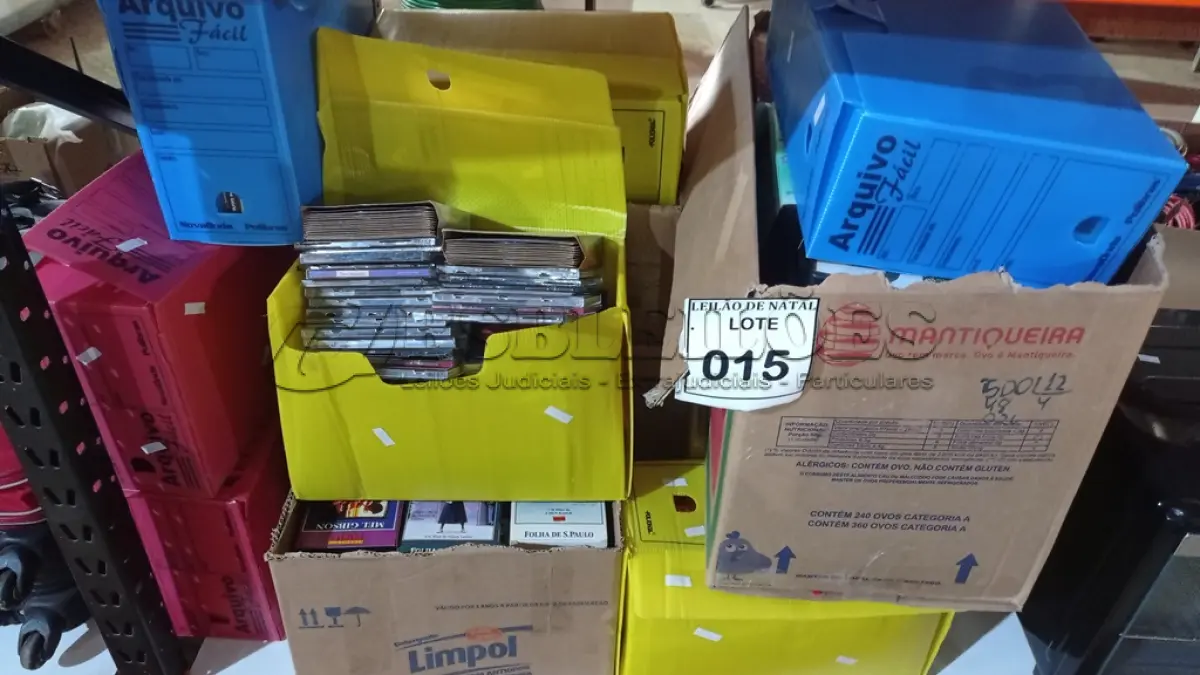 LOTE 015 - 01 LOTE COM GRANDE QUANTIDADE DE CDS, DVDS E FITAS DE VÍDEO CASSETE GÊNEROS DIVERSOS. (NO ESTADO) ATENÇÃO! FAZER A VISITAÇÃO ANTES DE ARREMATAR, NÃO SABEMOS SE FUNCIONA, LEILÃO NÃO TEM GARANTIA E NEM DEVOLUÇÃO, SUJEITO A POSSÍVEIS AVARIAS VISÍVEIS/OCULTAS E/OU AUSÊNCIA DE COMPONENTES.