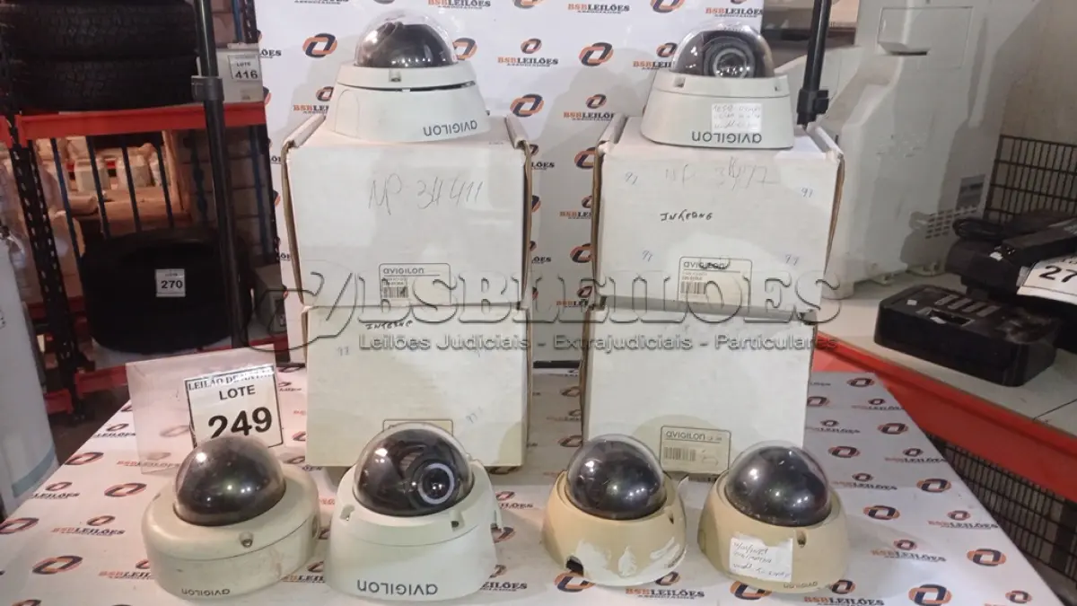 LOTE 249 - 06 CÂMERAS DE MONITORAMENTO TIPO DOME MARCA AVIGILON. (NO ESTADO) ATENÇÃO! FAZER A VISITAÇÃO ANTES DE ARREMATAR, NÃO SABEMOS SE FUNCIONA, LEILÃO NÃO TEM GARANTIA E NEM DEVOLUÇÃO, SUJEITO A POSSÍVEIS AVARIAS VISÍVEIS/OCULTAS E/OU AUSÊNCIA DE COMPONENTES.