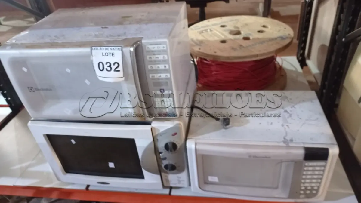 LOTE 032 - 01 FORNO ELÉTRICO MARCA FISCHER E 02 MICRO-ONDAS MARCA ELECTROLUX. (NO ESTADO) ATENÇÃO! FAZER A VISITAÇÃO ANTES DE ARREMATAR, NÃO SABEMOS SE FUNCIONA, LEILÃO NÃO TEM GARANTIA E NEM DEVOLUÇÃO, SUJEITO A POSSÍVEIS AVARIAS VISÍVEIS/OCULTAS E/OU AUSÊNCIA DE COMPONENTES.