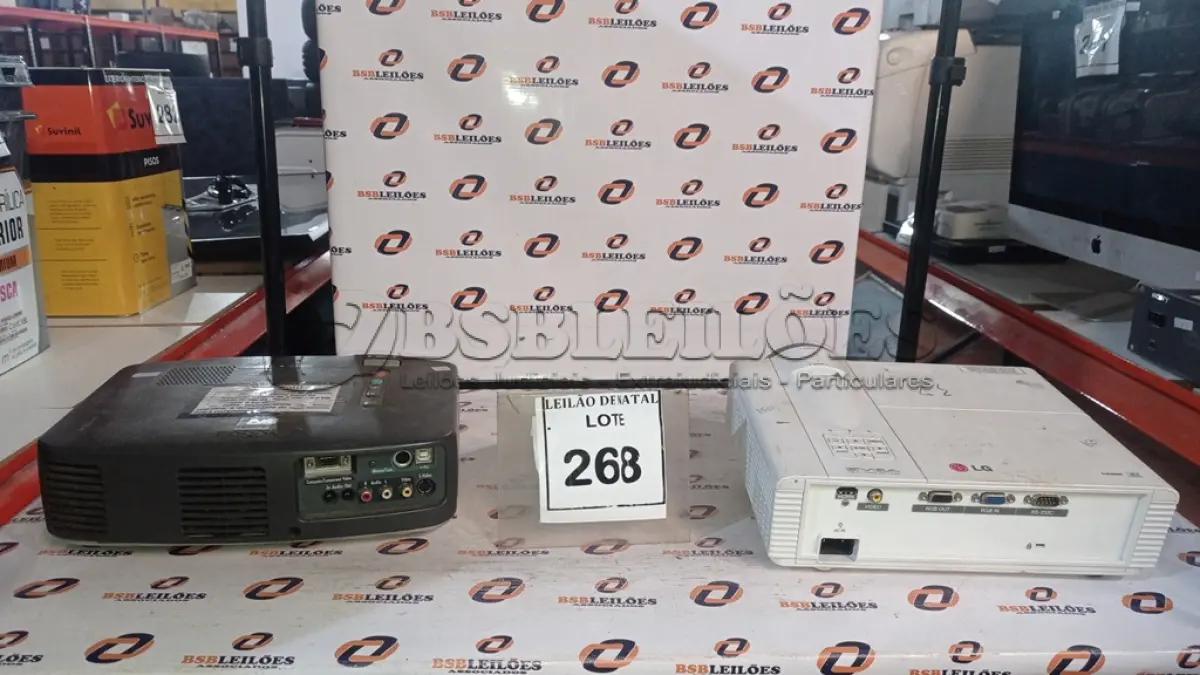 LOTE 268 - 01 PROJETOR MARCA EPSON E 01 PROJETOR MARCA LG. (NO ESTADO) ATENÇÃO! FAZER A VISITAÇÃO ANTES DE ARREMATAR, NÃO SABEMOS SE FUNCIONA, LEILÃO NÃO TEM GARANTIA E NEM DEVOLUÇÃO, SUJEITO A POSSÍVEIS AVARIAS VISÍVEIS/OCULTAS E/OU AUSÊNCIA DE COMPONENTES.
