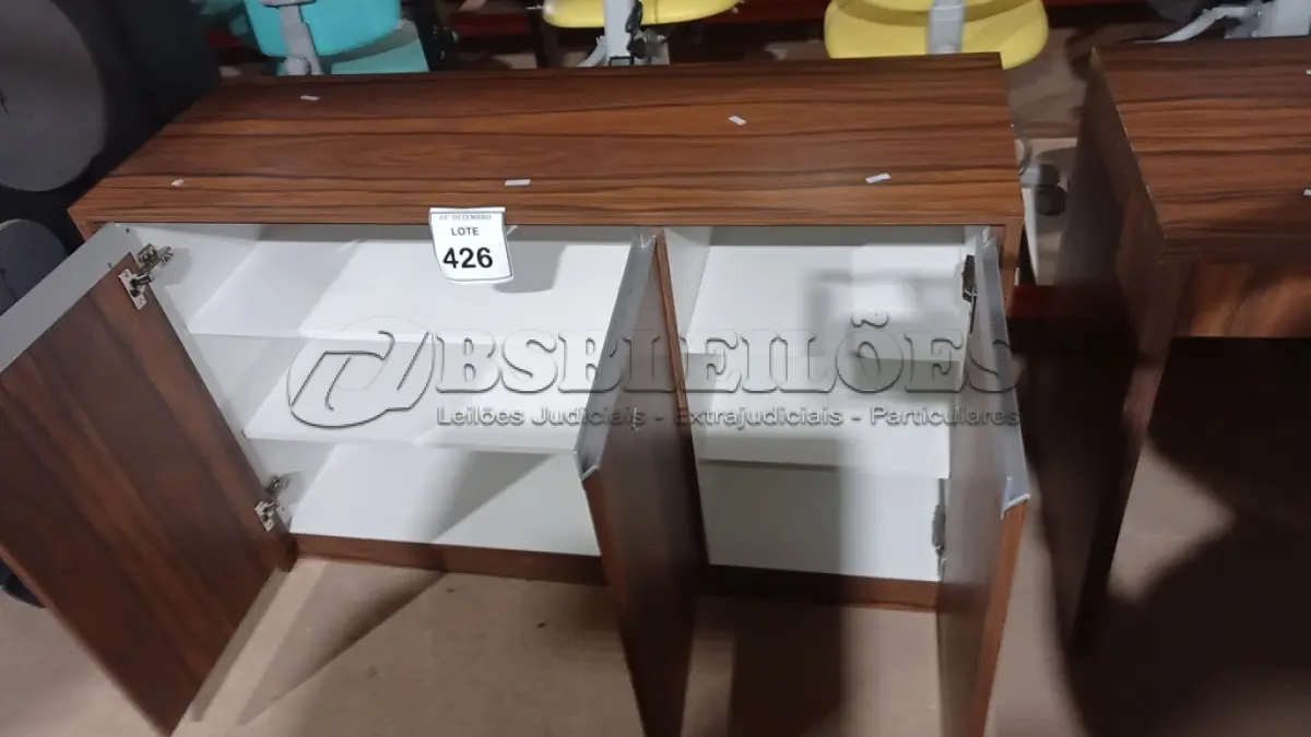 LOTE 426 - 01 ARMÁRIO BAIXO COM 03 PORTAS EM MADEIRA. (NO ESTADO) ATENÇÃO! FAZER A VISITAÇÃO ANTES DE ARREMATAR, NÃO SABEMOS SE FUNCIONA, LEILÃO NÃO TEM GARANTIA E NEM DEVOLUÇÃO, SUJEITO A POSSÍVEIS AVARIAS VISÍVEIS/OCULTAS E/OU AUSÊNCIA DE COMPONENTES.