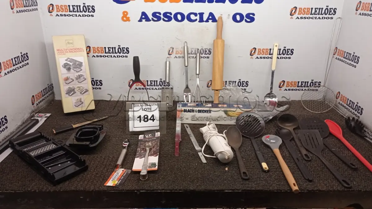 LOTE 184 - 01 FACA ELÉTRICA MARCA BLACK DECKER, 01 JOGO DE RALADORES E DIVERSAS ESPÁTULAS E UTENSÍLIOS DIVERSOS PARA COZINHA. (NO ESTADO) ATENÇÃO! FAZER A VISITAÇÃO ANTES DE ARREMATAR, NÃO SABEMOS SE FUNCIONA, LEILÃO NÃO TEM GARANTIA E NEM DEVOLUÇÃO, SUJEITO A POSSÍVEIS AVARIAS VISÍVEIS/OCULTAS E/OU AUSÊNCIA DE COMPONENTES.