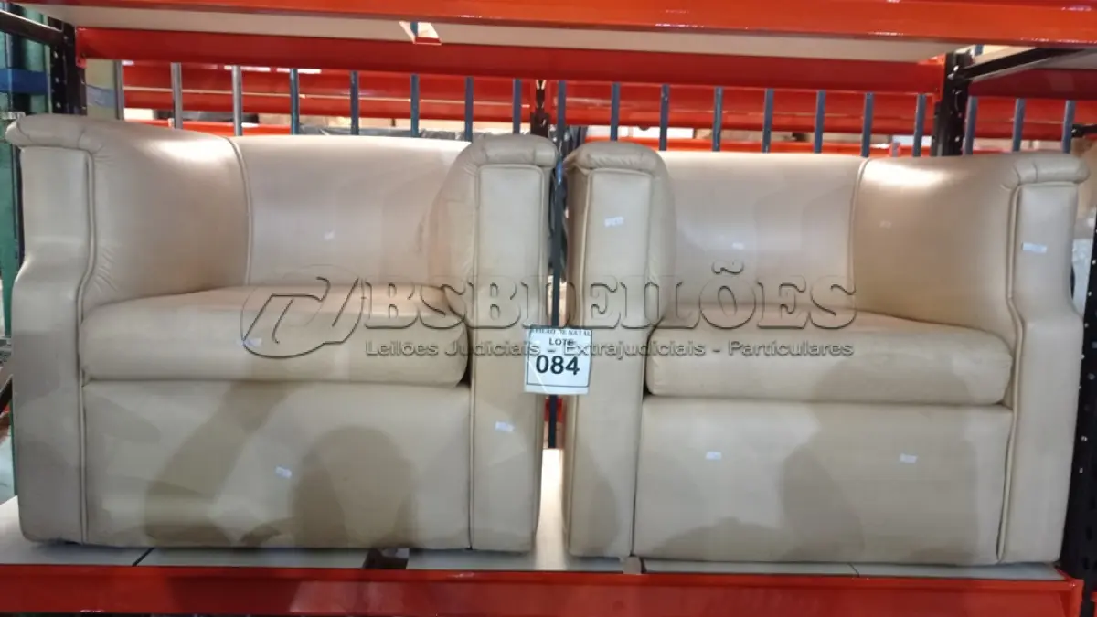 LOTE 084 - 02 POLTRONAS EM COURO SINTÉTICO. (NO ESTADO) ATENÇÃO! FAZER A VISITAÇÃO ANTES DE ARREMATAR, NÃO SABEMOS SE FUNCIONA, LEILÃO NÃO TEM GARANTIA E NEM DEVOLUÇÃO, SUJEITO A POSSÍVEIS AVARIAS VISÍVEIS/OCULTAS E/OU AUSÊNCIA DE COMPONENTES.