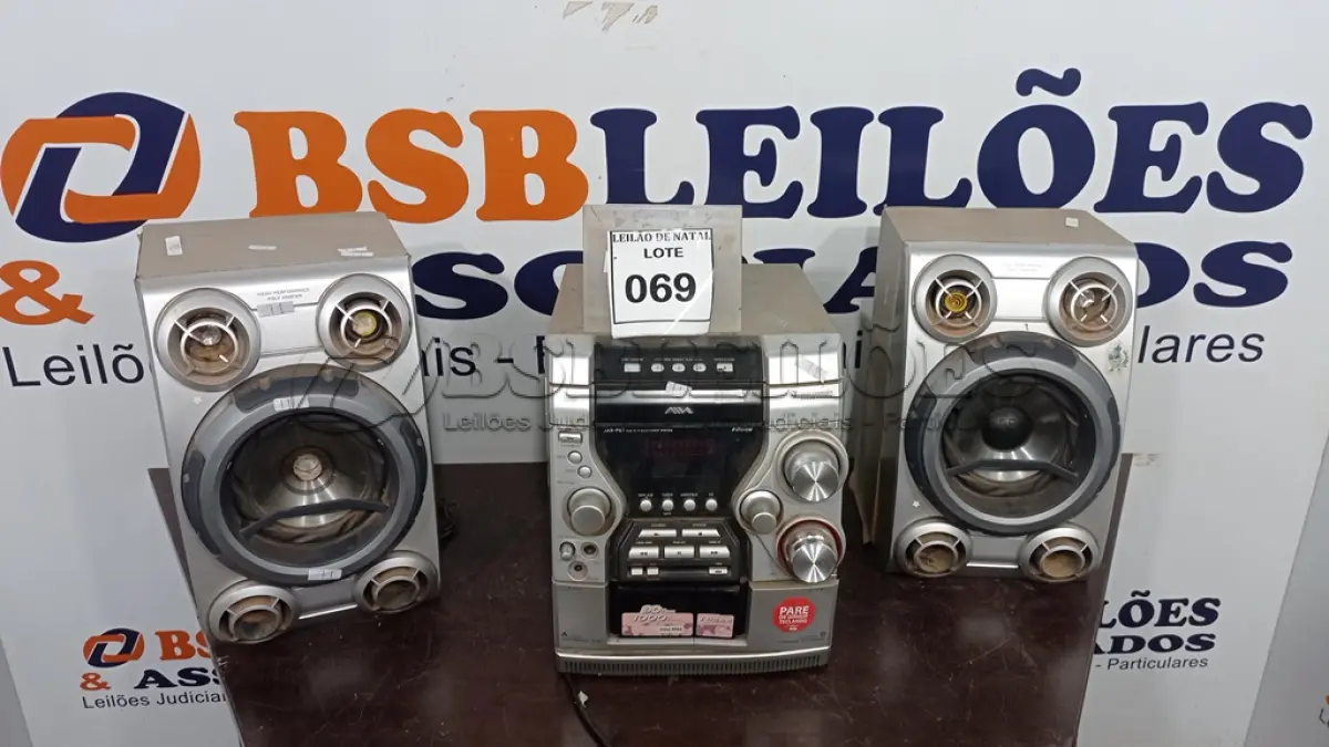 LOTE 069 - 01 APARELHO DE SOM COM 02 CAIXAS MARCA AIWA. (NO ESTADO) ATENÇÃO! FAZER A VISITAÇÃO ANTES DE ARREMATAR, NÃO SABEMOS SE FUNCIONA, LEILÃO NÃO TEM GARANTIA E NEM DEVOLUÇÃO, SUJEITO A POSSÍVEIS AVARIAS VISÍVEIS/OCULTAS E/OU AUSÊNCIA DE COMPONENTES.