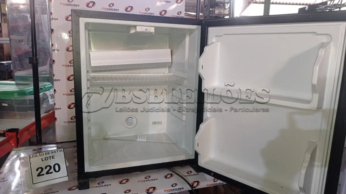LOTE 220 - 01 FRIGOBAR. (NO ESTADO) ATENÇÃO! FAZER A VISITAÇÃO ANTES DE ARREMATAR, NÃO SABEMOS SE FUNCIONA, LEILÃO NÃO TEM GARANTIA E NEM DEVOLUÇÃO, SUJEITO A POSSÍVEIS AVARIAS VISÍVEIS/OCULTAS E/OU AUSÊNCIA DE COMPONENTES.