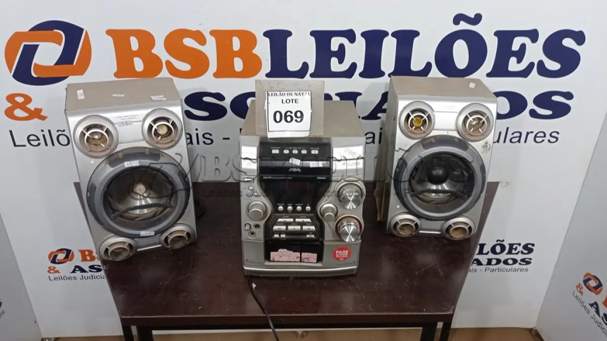 LOTE 069 - 01 APARELHO DE SOM COM 02 CAIXAS MARCA AIWA. (NO ESTADO) ATENÇÃO! FAZER A VISITAÇÃO ANTES DE ARREMATAR, NÃO SABEMOS SE FUNCIONA, LEILÃO NÃO TEM GARANTIA E NEM DEVOLUÇÃO, SUJEITO A POSSÍVEIS AVARIAS VISÍVEIS/OCULTAS E/OU AUSÊNCIA DE COMPONENTES.