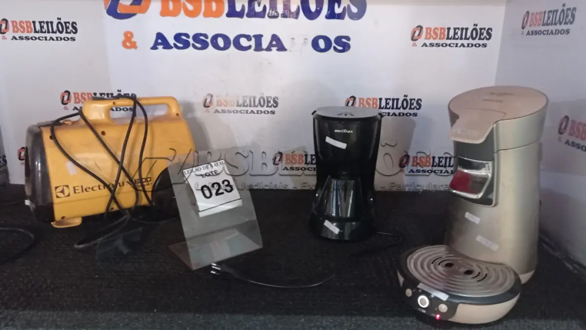 LOTE 023 - 02 CAFETEIRAS E 01 ASPIRADOR (INCOMPLETO). (NO ESTADO) ATENÇÃO! FAZER A VISITAÇÃO ANTES DE ARREMATAR, NÃO SABEMOS SE FUNCIONA, LEILÃO NÃO TEM GARANTIA E NEM DEVOLUÇÃO, SUJEITO A POSSÍVEIS AVARIAS VISÍVEIS/OCULTAS E/OU AUSÊNCIA DE COMPONENTES.