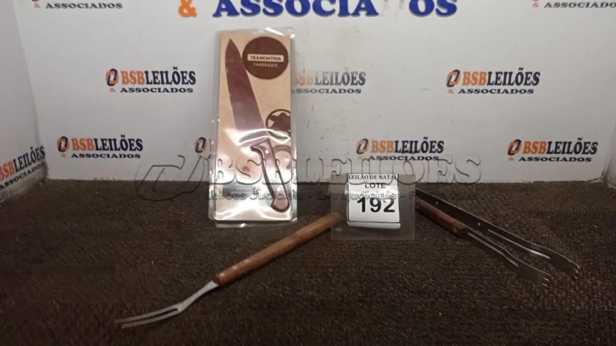 LOTE 192 - 01 KIT PARA CHURRASCO. (NO ESTADO) ATENÇÃO! FAZER A VISITAÇÃO ANTES DE ARREMATAR, NÃO SABEMOS SE FUNCIONA, LEILÃO NÃO TEM GARANTIA E NEM DEVOLUÇÃO, SUJEITO A POSSÍVEIS AVARIAS VISÍVEIS/OCULTAS E/OU AUSÊNCIA DE COMPONENTES.