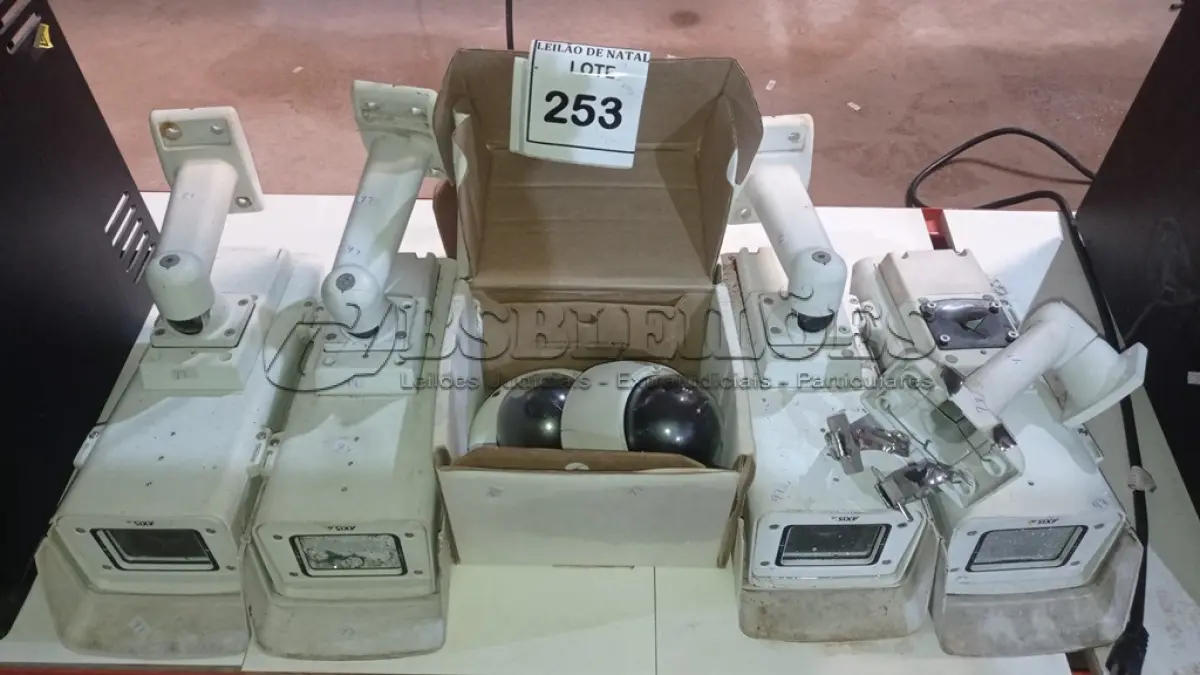 LOTE 253 - 07 CÂMERAS DE MONITORAMENTO MARCAS AXIS E AVIGILON. (NO ESTADO) ATENÇÃO! FAZER A VISITAÇÃO ANTES DE ARREMATAR, NÃO SABEMOS SE FUNCIONA, LEILÃO NÃO TEM GARANTIA E NEM DEVOLUÇÃO, SUJEITO A POSSÍVEIS AVARIAS VISÍVEIS/OCULTAS E/OU AUSÊNCIA DE COMPONENTES.