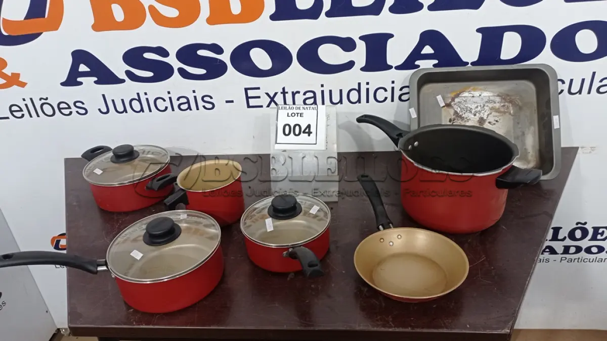 LOTE 004 - 01 JOGO DE PANELAS. (NO ESTADO) ATENÇÃO! FAZER A VISITAÇÃO ANTES DE ARREMATAR, NÃO SABEMOS SE FUNCIONA, LEILÃO NÃO TEM GARANTIA E NEM DEVOLUÇÃO, SUJEITO A POSSÍVEIS AVARIAS VISÍVEIS/OCULTAS E/OU AUSÊNCIA DE COMPONENTES.