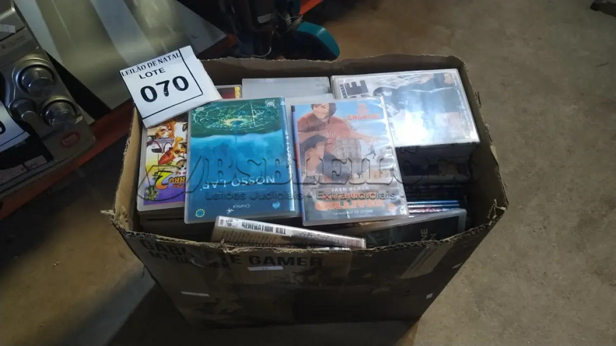 LOTE 070 - 01 LOTE COM GRANDE QUANTIDADE DE DVDS. (NO ESTADO) ATENÇÃO! FAZER A VISITAÇÃO ANTES DE ARREMATAR, NÃO SABEMOS SE FUNCIONA, LEILÃO NÃO TEM GARANTIA E NEM DEVOLUÇÃO, SUJEITO A POSSÍVEIS AVARIAS VISÍVEIS/OCULTAS E/OU AUSÊNCIA DE COMPONENTES.