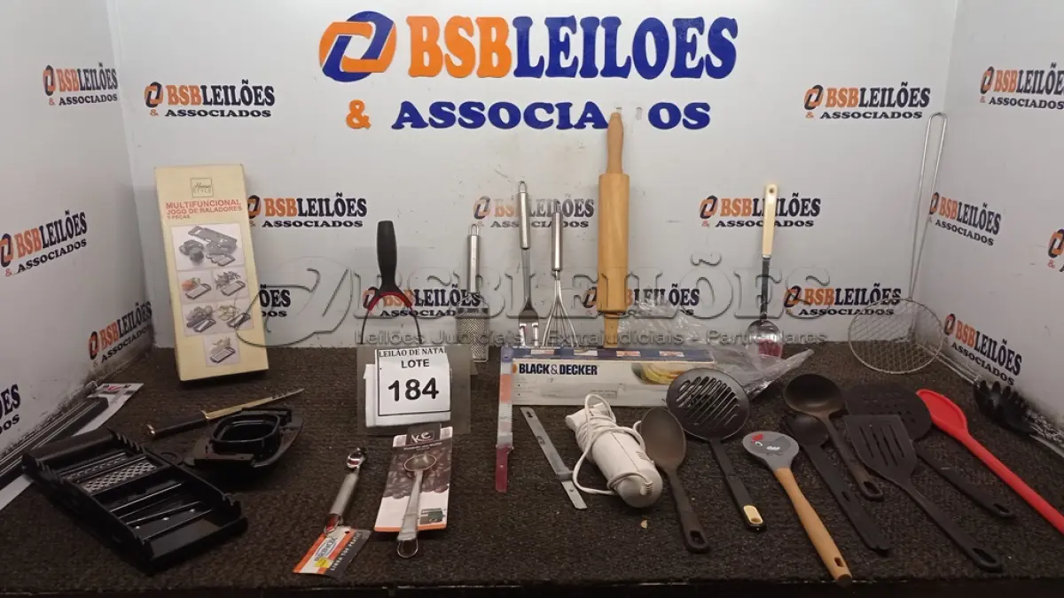 LOTE 184 - 01 FACA ELÉTRICA MARCA BLACK DECKER, 01 JOGO DE RALADORES E DIVERSAS ESPÁTULAS E UTENSÍLIOS DIVERSOS PARA COZINHA. (NO ESTADO) ATENÇÃO! FAZER A VISITAÇÃO ANTES DE ARREMATAR, NÃO SABEMOS SE FUNCIONA, LEILÃO NÃO TEM GARANTIA E NEM DEVOLUÇÃO, SUJEITO A POSSÍVEIS AVARIAS VISÍVEIS/OCULTAS E/OU AUSÊNCIA DE COMPONENTES.