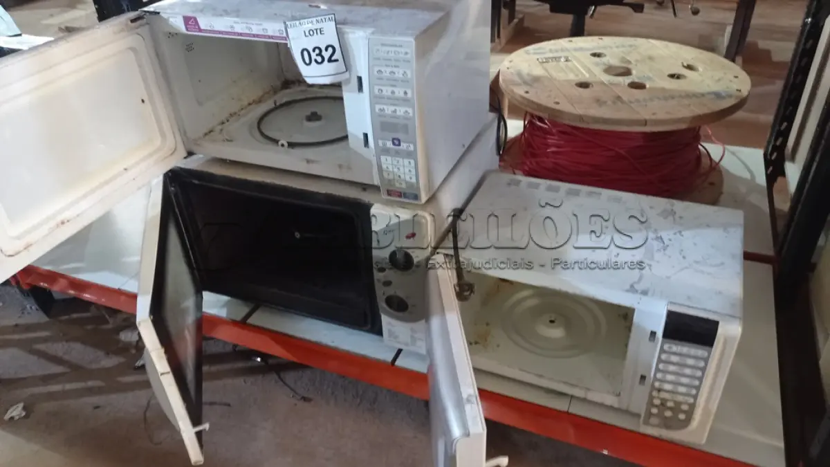 LOTE 032 - 01 FORNO ELÉTRICO MARCA FISCHER E 02 MICRO-ONDAS MARCA ELECTROLUX. (NO ESTADO) ATENÇÃO! FAZER A VISITAÇÃO ANTES DE ARREMATAR, NÃO SABEMOS SE FUNCIONA, LEILÃO NÃO TEM GARANTIA E NEM DEVOLUÇÃO, SUJEITO A POSSÍVEIS AVARIAS VISÍVEIS/OCULTAS E/OU AUSÊNCIA DE COMPONENTES.