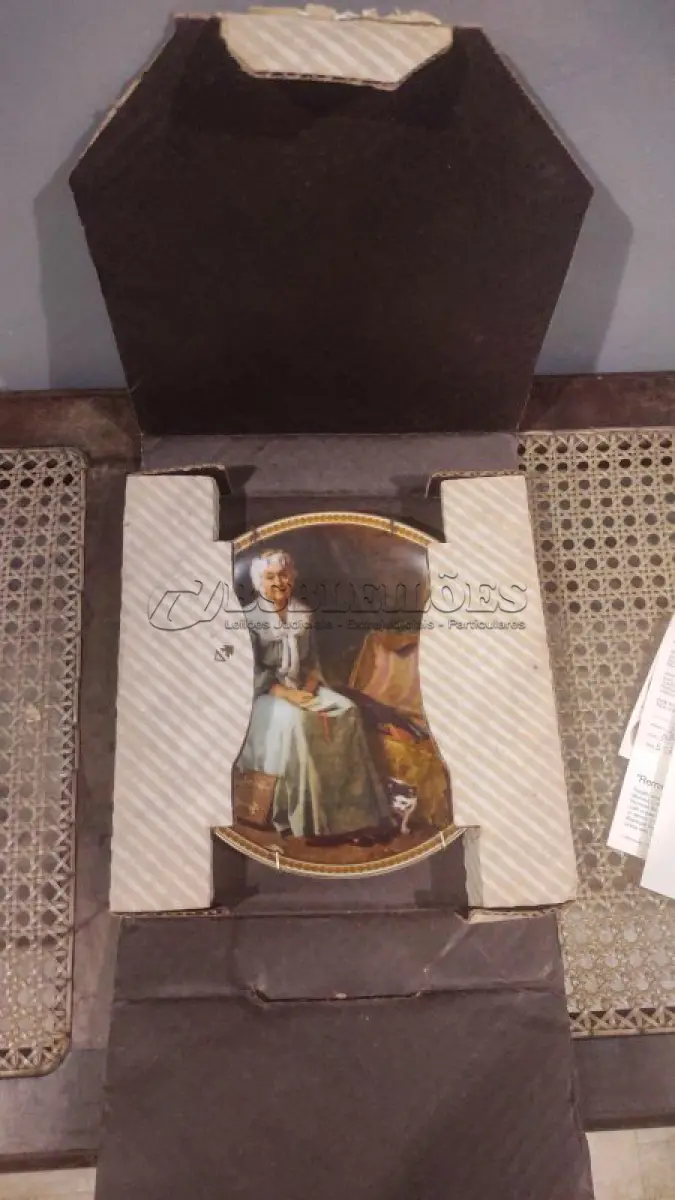 LOTE 262 - 01 PRATO COLECIONÁVEL EMITIDO PELA KNOWLES CHINA.ESTA EDIÇÃO LIMITADA É UM DESIGN DE NORMAN ROCKWELL E É CHAMADA DE "REMINISCING IN THE QUIET" (REMINISCÊNCIAS NO SILÊNCIO).DA "REDISCOVERED WOMEN COLLECTION" DE ROCKWELL. ROCKWELL REALMENTE RETRATOU A SIMPLICIDADE DA VIDA AMERICANA, AQUELES MOMENTOS RICOS QUE TODOS NÓS VALORIZAMOS. O PRATO COM 21,5 CM DE  DIÂMETRO. UMA EDIÇÃO LIMITADA, ORIGINAL OX E COA INCLUÍDOS. ÓTIMA COR, ESTILO E CONDIÇÃO. COM CERTIFICADO DE AUTENTICIDADE E OS FOLHETOS ORIGINAL DA ÉPOCA E NOTA DE COMPRA DATA EM, 28/05/1981.ITEM COMPRADO E GARAGENS DE ANTIGUIDADES NOS EUA. SUPORTE PARA PRATO NÃO INCLUÍDO NESTA VENDA. (NO ESTADO) ATENÇÃO! FAZER A VISITAÇÃO ANTES DE ARREMATAR, NÃO SABEMOS SE FUNCIONA, LEILÃO NÃO TEM GARANTIA E NEM DEVOLUÇÃO, SUJEITO A POSSÍVEIS AVARIAS VISÍVEIS/OCULTAS E/OU AUSÊNCIA DE COMPONENTES.