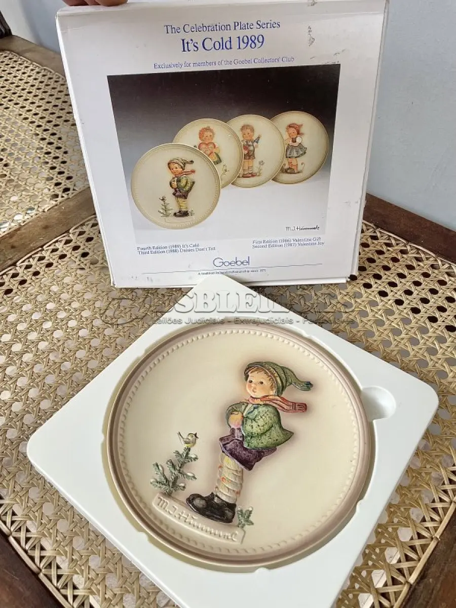 LOTE 036 - 01 RARO PRATO DA COLEÇÃO VINTAGE, 1985, GOEBEL, DA SÉRIE CELEBRATION PLATE, 1989, EXCLUSIVAMENTE PARA MEMBROS DO GOEBEL COLLECTION. A GOEBEL COLLECTION  E UMA EMPRESA AMERICANA MUITO FAMOSA ESSES PRATOS ERA SOMENTE PARA MEMBROS DO CLUB CLUB. M.J. HUMMEL Nº 735 "IT'S COLD", MENINO DE CACHECOL. NA CAIXA. PRATO MEDE 15,5 CM. COMPRADO EM GARAGEM DE ANTIGUIDADES NOS EUA.SUPORTE PARA PRATO NÃO INCLUÍDO NESTA VENDA. (NO ESTADO) ATENÇÃO! FAZER A VISITAÇÃO ANTES DE ARREMATAR, NÃO SABEMOS SE FUNCIONA, LEILÃO NÃO TEM GARANTIA E NEM DEVOLUÇÃO, SUJEITO A POSSÍVEIS AVARIAS VISÍVEIS/OCULTAS E/OU AUSÊNCIA DE COMPONENTES.