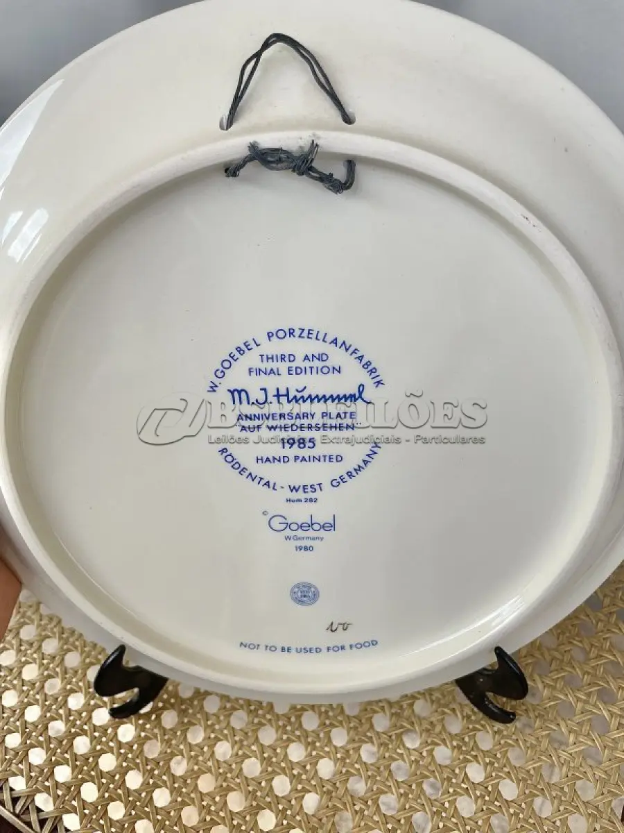 LOTE 026 - 01 RARO PRATO ANUAL M.J. HUMMEL 1985 EM BAIXO-RELEVO - TERCEIRA / ÚLTIMA EDIÇÃO PRATO DE ANIVERSÁRIO "AUF WIEDERSEHEN" FABRICADO NA ALEMANHA OCIDENTAL EM 1980. COM 25 CM DE DIÂMETRO. ACOMPANHA A CAIXA ORIGINAL.SUPORTE PARA PRATO NÃO INCLUÍDO NESTA VENDA.VEJA NAS FOTOS PREÇOS DELE EM OUTROS PAISES PRATOS MUITOS RAROS VEJA NAS FOTOS PREÇOS DELE EM OUTROS PAISES PRATOS MUITOS RAROS. (NO ESTADO) ATENÇÃO! FAZER A VISITAÇÃO ANTES DE ARREMATAR, NÃO SABEMOS SE FUNCIONA, LEILÃO NÃO TEM GARANTIA E NEM DEVOLUÇÃO, SUJEITO A POSSÍVEIS AVARIAS VISÍVEIS/OCULTAS E/OU AUSÊNCIA DE COMPONENTES.