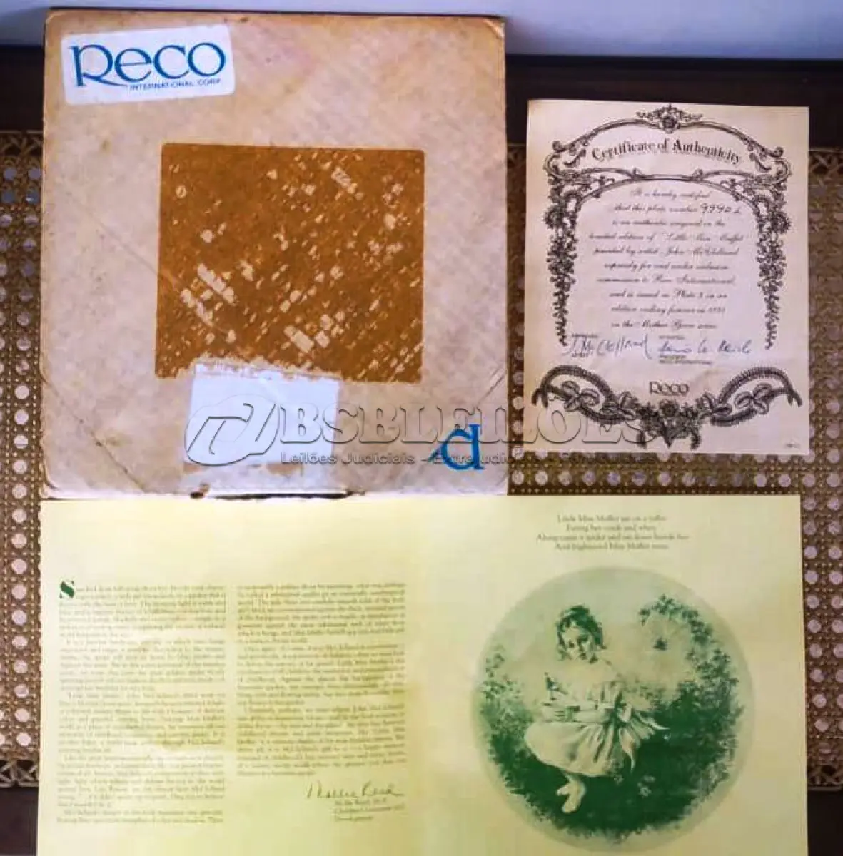 LOTE 252 - 01 PRATO DE COLECIONADOR DA BRADFORD EXCHANGE DE 1981 APRESENTA A PEQUENA MISS MUFFET E SUA FAMOSA CANTIGA DE RODA. O PRATO APRESENTA UM DESIGN MULTICOLORIDO VIBRANTE FEITO DE PORCELANA DE ALTA QUALIDADE, TORNANDO-SE UMA ADIÇÃO VALIOSA AO CONJUNTO DE QUALQUER COLECIONADOR. O PRATO É UMA EDIÇÃO ÚNICA DE TERCEIRA EDIÇÃO E NÃO FOI MODIFICADO OU EMPACOTADO. O PRATO VINTAGE FOI FEITO NOS ESTADOS UNIDOS USANDO O ESTILO E A TÉCNICA DE PRODUÇÃO DE CERÂMICA ARTÍSTICA. 1981,PEQUENA MISS MUFFET,JOHN MC CLELLAND, PRATO DE EDIÇÃO ÚNICA DE TERCEIRA EDIÇÃO RECO. COM 21,5 CM DE DIÂMETRO PRATO NUMERO 9990L,ITEM COMPRADO E GARAGENS DE ANTIGUIDADES NOS EUA. SUPORTE PARA PRATO NÃO INCLUÍDO NESTA VENDA. (NO ESTADO) ATENÇÃO! FAZER A VISITAÇÃO ANTES DE ARREMATAR, NÃO SABEMOS SE FUNCIONA, LEILÃO NÃO TEM GARANTIA E NEM DEVOLUÇÃO, SUJEITO A POSSÍVEIS AVARIAS VISÍVEIS/OCULTAS E/OU AUSÊNCIA DE COMPONENTES.