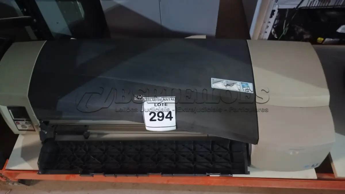 LOTE 294 - 01 PLOTTER DE MESA MODELO DESIGNJET 111 MARCA HP. (NO ESTADO) ATENÇÃO! FAZER A VISITAÇÃO ANTES DE ARREMATAR, NÃO SABEMOS SE FUNCIONA, LEILÃO NÃO TEM GARANTIA E NEM DEVOLUÇÃO, SUJEITO A POSSÍVEIS AVARIAS VISÍVEIS/OCULTAS E/OU AUSÊNCIA DE COMPONENTES.