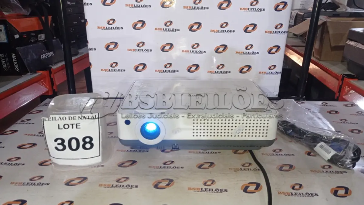 LOTE 308 - 01 PROJETOR MARCA SANYO COM CABOS. (NO ESTADO) ATENÇÃO! FAZER A VISITAÇÃO ANTES DE ARREMATAR, NÃO SABEMOS SE FUNCIONA, LEILÃO NÃO TEM GARANTIA E NEM DEVOLUÇÃO, SUJEITO A POSSÍVEIS AVARIAS VISÍVEIS/OCULTAS E/OU AUSÊNCIA DE COMPONENTES.