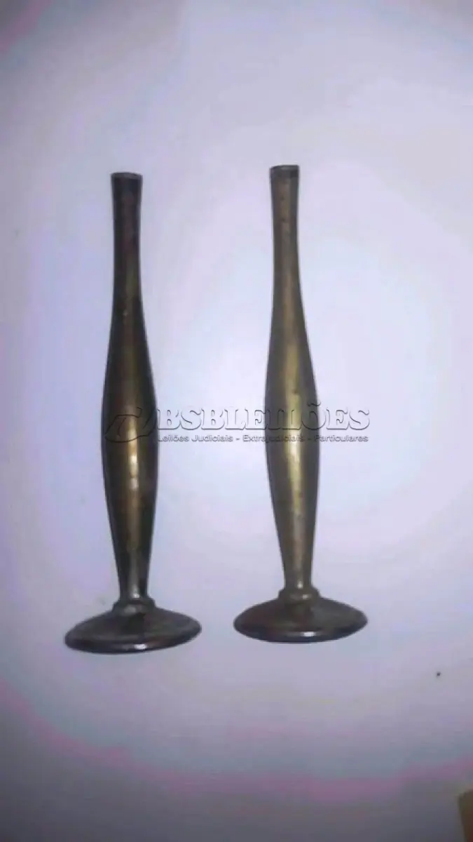 LOTE 009 - 01 PORTA ALIANÇAS EM METAL E DOIS VASOS PEQUENOS EM METAL VASOS MEDE 15 CM DE ALT COMPRADOS EM GARAGEM DE ANTIGUIDADES NOS EUA. (NO ESTADO) ATENÇÃO! FAZER A VISITAÇÃO ANTES DE ARREMATAR, NÃO SABEMOS SE FUNCIONA, LEILÃO NÃO TEM GARANTIA E NEM DEVOLUÇÃO, SUJEITO A POSSÍVEIS AVARIAS VISÍVEIS/OCULTAS E/OU AUSÊNCIA DE COMPONENTES.