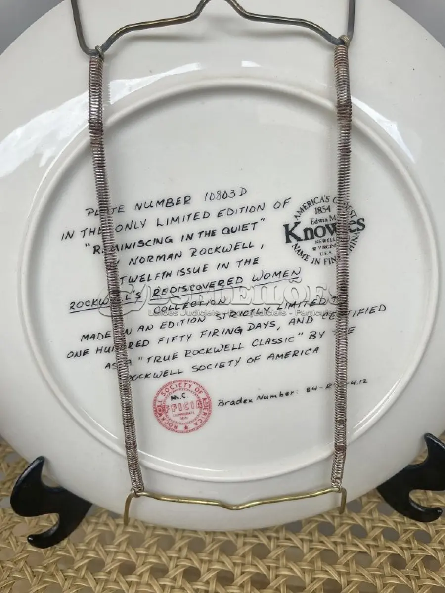 LOTE 262 - 01 PRATO COLECIONÁVEL EMITIDO PELA KNOWLES CHINA.ESTA EDIÇÃO LIMITADA É UM DESIGN DE NORMAN ROCKWELL E É CHAMADA DE "REMINISCING IN THE QUIET" (REMINISCÊNCIAS NO SILÊNCIO).DA "REDISCOVERED WOMEN COLLECTION" DE ROCKWELL. ROCKWELL REALMENTE RETRATOU A SIMPLICIDADE DA VIDA AMERICANA, AQUELES MOMENTOS RICOS QUE TODOS NÓS VALORIZAMOS. O PRATO COM 21,5 CM DE  DIÂMETRO. UMA EDIÇÃO LIMITADA, ORIGINAL OX E COA INCLUÍDOS. ÓTIMA COR, ESTILO E CONDIÇÃO. COM CERTIFICADO DE AUTENTICIDADE E OS FOLHETOS ORIGINAL DA ÉPOCA E NOTA DE COMPRA DATA EM, 28/05/1981.ITEM COMPRADO E GARAGENS DE ANTIGUIDADES NOS EUA. SUPORTE PARA PRATO NÃO INCLUÍDO NESTA VENDA. (NO ESTADO) ATENÇÃO! FAZER A VISITAÇÃO ANTES DE ARREMATAR, NÃO SABEMOS SE FUNCIONA, LEILÃO NÃO TEM GARANTIA E NEM DEVOLUÇÃO, SUJEITO A POSSÍVEIS AVARIAS VISÍVEIS/OCULTAS E/OU AUSÊNCIA DE COMPONENTES.