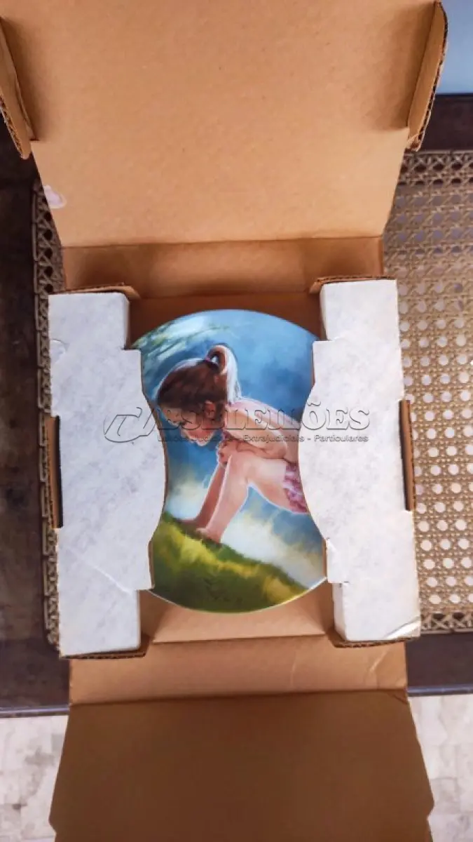 LOTE 020 - 01 LOTE DE PRATOS DE COLECIONADOR VINTAGE WONDER OF CHILDHOOD, OBRA DE ARTE DE DONALD ZOLAN, PRATO DE COLECIONADOR DE DONALD ZOLAN SÃO IMAGENS ADORÁVEIS QUE RETRATAM A MARAVILHA DA INFÂNCIA. ELES FORAM FABRICADOS PELA PEMBERTON & OAKES NA DÉCADA DE 1980.FORAM VENDIDOS POR APENAS 22 DIAS LOGO APOS ENCERRADA AS VENDAS. "PEQUENA MARAVILHA", DA FAMOSA SÉRIE DE CANÇÕES DE NINAR DE DONALD ZOLAN, DE 1985. FABRICADO NOS EUA.O PRATO NÚMERO 1939 A VEM NA CAIXA E DOCUMENTAÇÃO ORIGINAIS.ITEM COMPRADO EM GARAGENS DE ANTIGUIDADES NOS EUA. (NO ESTADO) ATENÇÃO! FAZER A VISITAÇÃO ANTES DE ARREMATAR, NÃO SABEMOS SE FUNCIONA, LEILÃO NÃO TEM GARANTIA E NEM DEVOLUÇÃO, SUJEITO A POSSÍVEIS AVARIAS VISÍVEIS/OCULTAS E/OU AUSÊNCIA DE COMPONENTES.