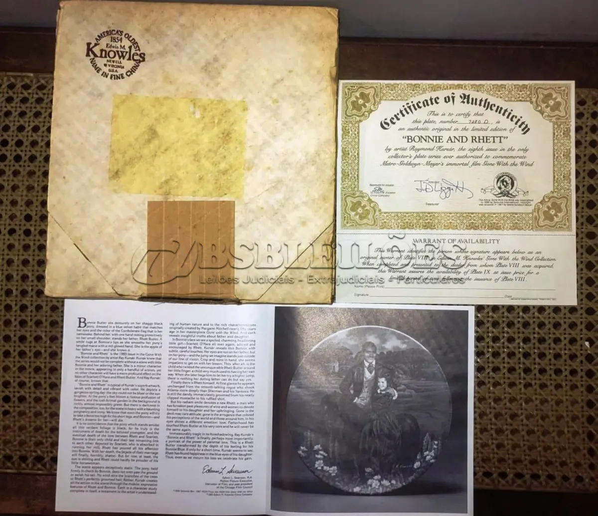 LOTE 260 - 01 PRATO VINTAGE DE COLECIONADOR DA COLEÇÃO E O VENTO LEVOU - "BONNIE E RHETT", DISTRIBUÍDOS PELA THE BRADFORD EXCHANGE DESDE A DÉCADA DE 1980. ESTA É A 8ª PLACA EMITIDA NA SÉRIE E FOI FEITA EM 1981 PELA EDWIN M KNOWLES COLLECTION COM DESIGN DO ARTISTA RAYMOND KURSAR. O PRATO É DE PORCELANA FINA E MEDE 21,5 CM DE DIÂMETRO. O PRATO ESTÁ EM BOM ESTADO, NA CAIXA ORIGINAL, COM DOCUMENTAÇÃO E CERTIFICADO DE AUTENTICAÇÃO. A CAIXA APRESENTA SINAIS DE DESGASTE E MANCHAS POR TER SIDO GUARDADA NA GARAGEM HÁ ANOS. ÓTIMO ITEM COLECIONÁVEL DE "E O VENTO LEVOU". O SUPORTE PARA PRATOS MOSTRADO NAS FOTOS NÃO ESTÁ INCLUSO.ITEM COMPRADO E GARAGENS DE ANTIGUIDADES NOS EUA. SUPORTE PARA PRATO NÃO INCLUÍDO NESTA VENDA. (NO ESTADO) ATENÇÃO! FAZER A VISITAÇÃO ANTES DE ARREMATAR, NÃO SABEMOS SE FUNCIONA, LEILÃO NÃO TEM GARANTIA E NEM DEVOLUÇÃO, SUJEITO A POSSÍVEIS AVARIAS VISÍVEIS/OCULTAS E/OU AUSÊNCIA DE COMPONENTES.
