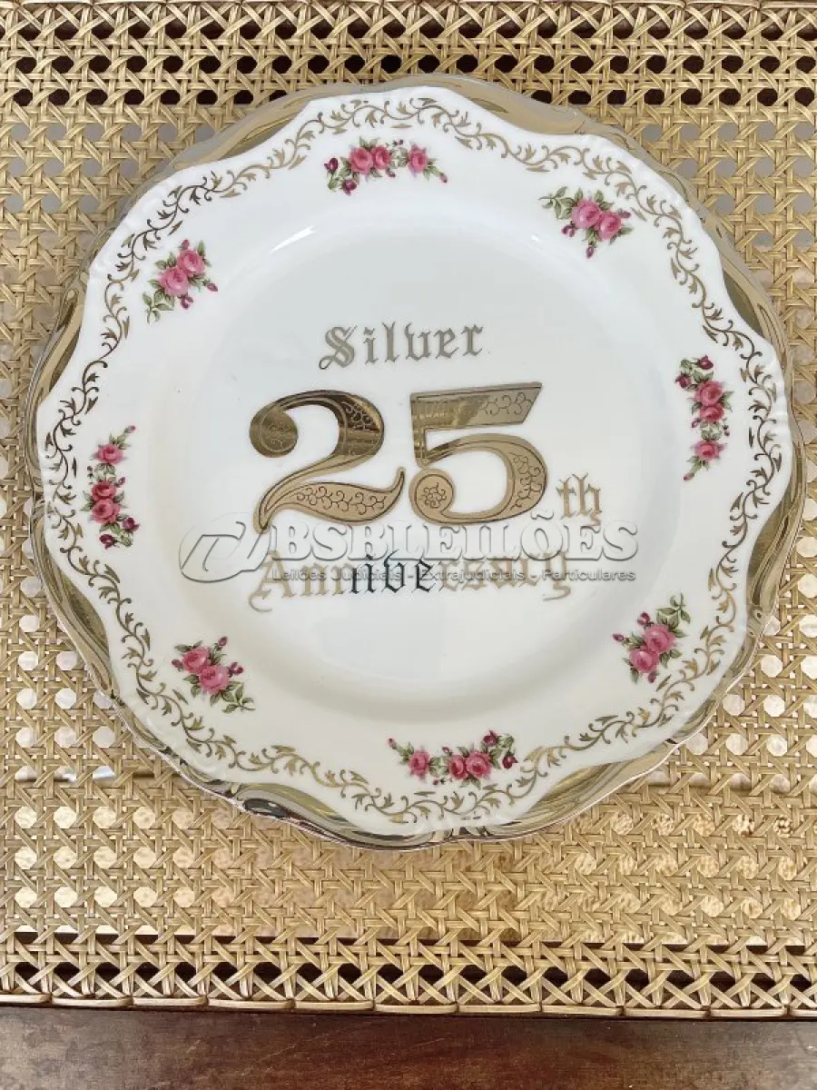 LOTE 214 - 01 BELO PRATO DE PORCELANA FINA NORCREST 26 CM DE DIAMETRO COM ESCRITAS EM PRATA, É UM ITEM ESSENCIAL PARA COLECIONADORES E APRECIADORES DE DECORAÇÃO ELEGANTE. O PRATO APRESENTA UM DESLUMBRANTE PADRÃO DE ROSAS COR-DE-ROSA E DETALHES EM PRATA, TORNANDO-O UM PRESENTE PERFEITO PARA UM ANIVERSÁRIO DE 25 ANOS OU QUALQUER OCASIÃO ESPECIAL. ESTE PRATO DE COLECIONADOR É UMA OBRA DE ARTE QUE ADICIONARÁ UM TOQUE DE SOFISTICAÇÃO A QUALQUER AMBIENTE. O PRATO VEM DE UMA MARCA CONFIÁVEL E CERTAMENTE SERÁ UMA ADIÇÃO VALIOSA A QUALQUER COLEÇÃO.ITEM COMPRADO EM GARAGENS DE ANTIGUIDADES NOS EUA. SUPORTE PARA PRATO NÃO INCLUÍDO NESTA VENDA. (NO ESTADO) ATENÇÃO! FAZER A VISITAÇÃO ANTES DE ARREMATAR, NÃO SABEMOS SE FUNCIONA, LEILÃO NÃO TEM GARANTIA E NEM DEVOLUÇÃO, SUJEITO A POSSÍVEIS AVARIAS VISÍVEIS/OCULTAS E/OU AUSÊNCIA DE COMPONENTES.