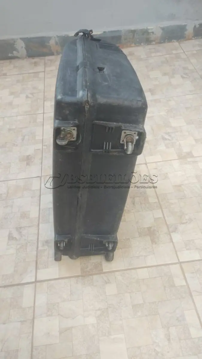 LOTE 031 - 01 MALA ANTIGA GUARDADA A ANOS MALGA GRANDE. (NO ESTADO) ATENÇÃO! FAZER A VISITAÇÃO ANTES DE ARREMATAR, NÃO SABEMOS SE FUNCIONA, LEILÃO NÃO TEM GARANTIA E NEM DEVOLUÇÃO, SUJEITO A POSSÍVEIS AVARIAS VISÍVEIS/OCULTAS E/OU AUSÊNCIA DE COMPONENTES.