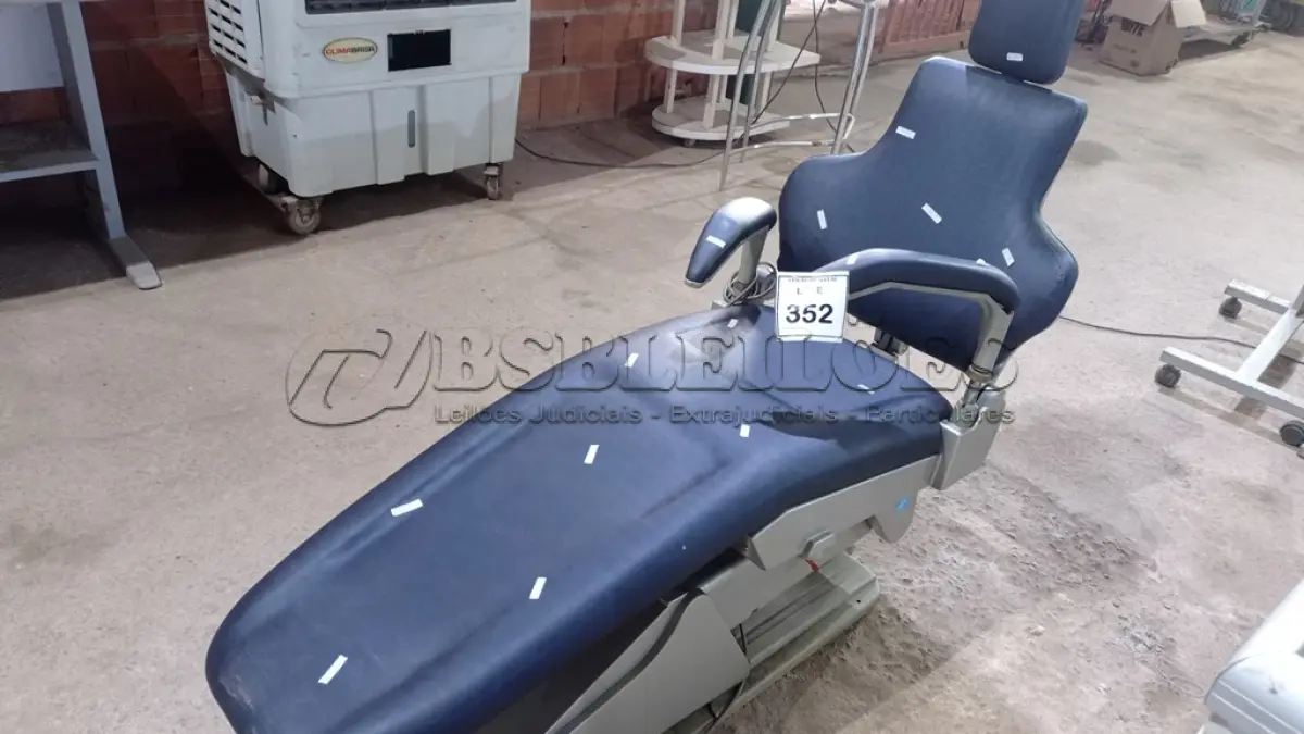 LOTE 352 - 01 CADEIRA ELÉTRICA ODONTOLÓGICA. (NO ESTADO) ATENÇÃO! FAZER A VISITAÇÃO ANTES DE ARREMATAR, NÃO SABEMOS SE FUNCIONA, LEILÃO NÃO TEM GARANTIA E NEM DEVOLUÇÃO, SUJEITO A POSSÍVEIS AVARIAS VISÍVEIS/OCULTAS E/OU AUSÊNCIA DE COMPONENTES.