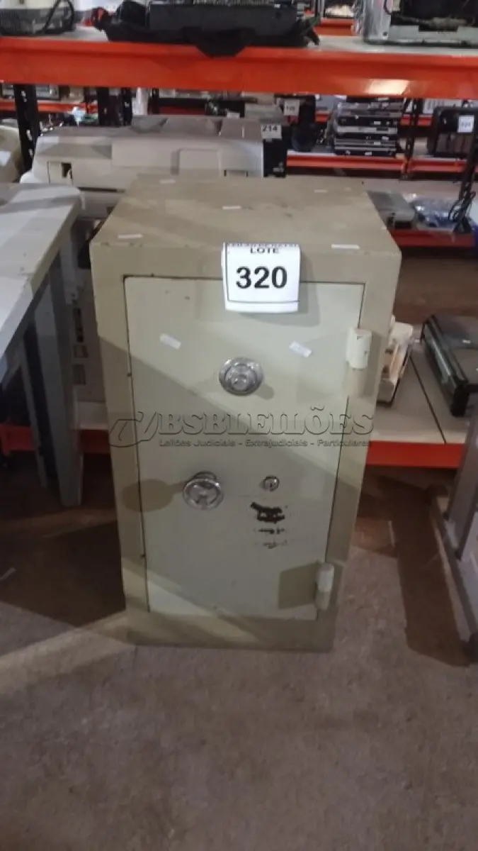 LOTE 320 - 01 COFRE. (NO ESTADO) ATENÇÃO! FAZER A VISITAÇÃO ANTES DE ARREMATAR, NÃO SABEMOS SE FUNCIONA, LEILÃO NÃO TEM GARANTIA E NEM DEVOLUÇÃO, SUJEITO A POSSÍVEIS AVARIAS VISÍVEIS/OCULTAS E/OU AUSÊNCIA DE COMPONENTES.