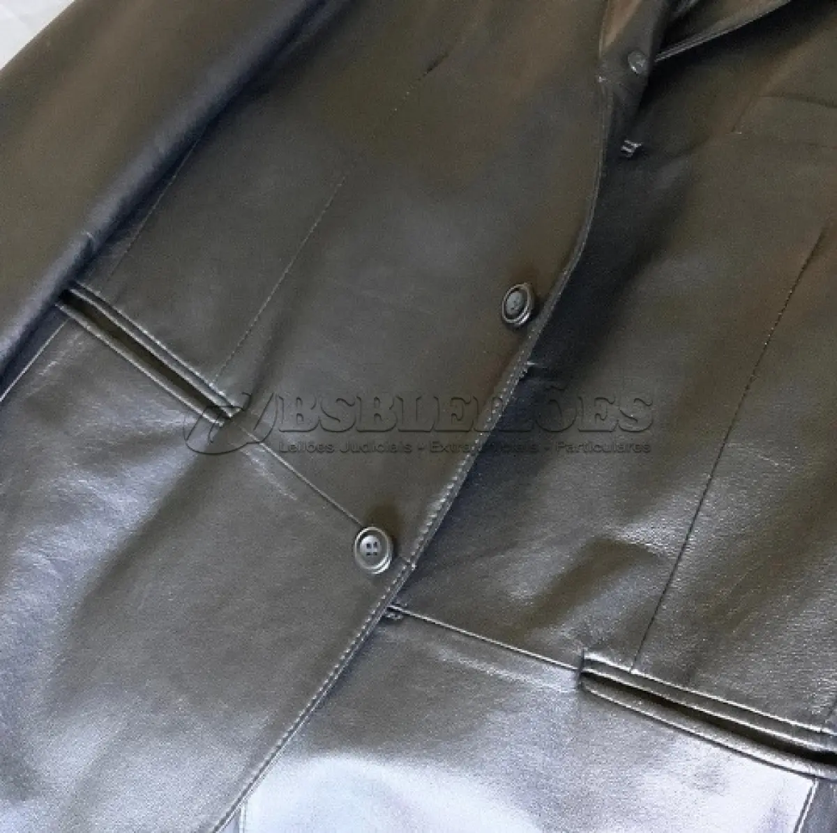 LOTE 003 - 01 BLAZER DE COURO MASCULINO DA STAFFORD TAMANHO S COMPRADO EM LOJA NOS EUA.NO BRASIL, O TAMANHO S CORRESPONDE AO TAMANHO P. (NO ESTADO) ATENÇÃO! FAZER A VISITAÇÃO ANTES DE ARREMATAR, NÃO SABEMOS SE FUNCIONA, LEILÃO NÃO TEM GARANTIA E NEM DEVOLUÇÃO, SUJEITO A POSSÍVEIS AVARIAS VISÍVEIS/OCULTAS E/OU AUSÊNCIA DE COMPONENTES.
