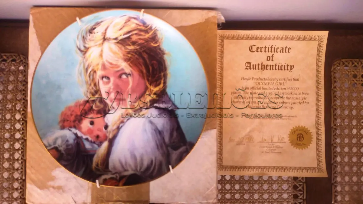 LOTE 254 - 01 PRATO COLECIONÁVEIS ​​DE EDIÇÃO LIMITADA A 10 MIL TIRAGENS. ESTE E O PRATO DE NUMERO 4666 APRESENTA O TEDDY & TERRY DA PACIFIC ART, LINDAMENTE TRABALHADO EM PORCELANA COM UM DIÂMETRO DE 21,5 CM. O DESIGN COLORIDO REFLETE A CULTURA AMERICANA E A ERA DA CERÂMICA ARTÍSTICA DO FINAL DO SÉCULO XX. A MARCA KNOWLES É RECONHECIDA POR SEU ESTILO DECORATIVO E ESTE CONJUNTO NÃO É EXCEÇÃO. OS PRATOS SÃO PERFEITOS PARA TODAS AS OCASIÕES E SERIAM UM ÓTIMO COMPLEMENTO PARA QUALQUER COLEÇÃO DECORATIVA. A TÉCNICA DE PRODUÇÃO E O ESTILO SÃO EVIDENTES NOS DETALHES INTRINCADOS DO DESIGN. A LINHA DE PRODUTOS, EARLY AMERICAN, CONTRIBUI PARA A SINGULARIDADE DO CONJUNTO.ITEM COMPRADO E GARAGENS DE ANTIGUIDADES NOS EUA. SUPORTE PARA PRATO NÃO INCLUÍDO NESTA VENDA. (NO ESTADO) ATENÇÃO! FAZER A VISITAÇÃO ANTES DE ARREMATAR, NÃO SABEMOS SE FUNCIONA, LEILÃO NÃO TEM GARANTIA E NEM DEVOLUÇÃO, SUJEITO A POSSÍVEIS AVARIAS VISÍVEIS/OCULTAS E/OU AUSÊNCIA DE COMPONENTES.
