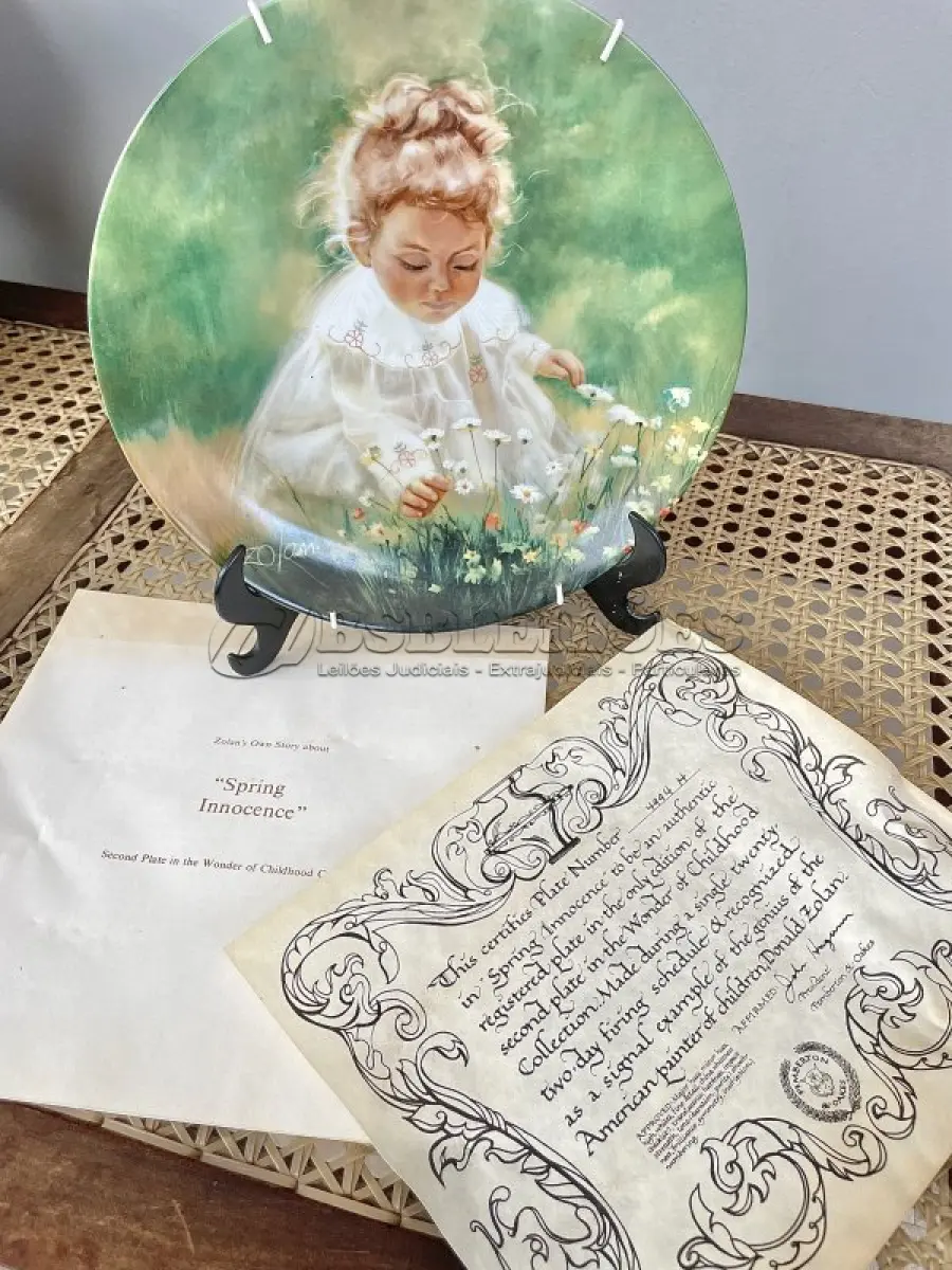 LOTE 028 - 01 PRATO DE COLECIONADOR DONALD ZOLAN “SPRING INNOCENCE” MARAVILHA DA INFÂNCIA 1983 CAIXA COA. LINDA PEÇA , COM CORES MARAVILHOSAS. ESTE BELO PRATO DE COLECIONADOR DA PEMBERTON & OAKE APRESENTA A ARTE DE DONALD ZOLAN. O PRATO, INTITULADO "SPRING INNOCENCE", RETRATA UMA CRIANÇA COM UM BUQUÊ DE FLORES EM FORMATO REDONDO. O PRATO É FEITO DE PORCELANA E MEDE 21,5 CM DE DIÂMETRO. ACOMPANHA UM CERTIFICADO DE AUTENTICIDADE E ESTÁ ACONDICIONADO EM SUA CAIXA ORIGINAL.                                                                                A PEÇA VINTAGE FOI PRODUZIDA NO FINAL DO SÉCULO XX COM UM ESTILO DE PRODUÇÃO DE CERÂMICA ARTÍSTICA COMPRADO EM GARAGEM DE ANTIGUIDADES NOS EUA.SUPORTE PARA PRATO NÃO INCLUÍDO NESTA VENDA. (NO ESTADO) ATENÇÃO! FAZER A VISITAÇÃO ANTES DE ARREMATAR, NÃO SABEMOS SE FUNCIONA, LEILÃO NÃO TEM GARANTIA E NEM DEVOLUÇÃO, SUJEITO A POSSÍVEIS AVARIAS VISÍVEIS/OCULTAS E/OU AUSÊNCIA DE COMPONENTES.