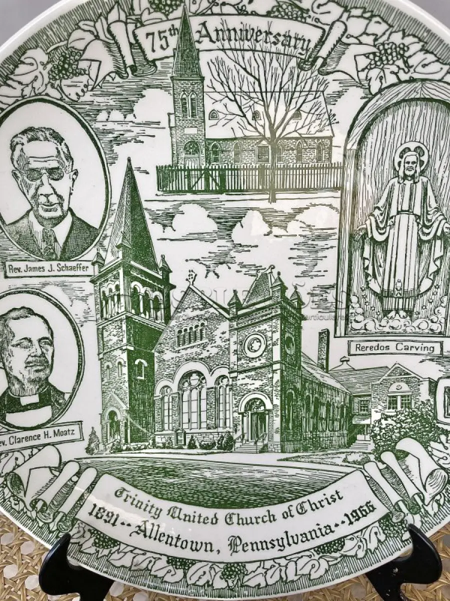 LOTE 218 - 01 RARO E BELO PRATO VERDE SOBRE BRANCO, FEITO EM 1966 PARA CELEBRAR O 75º ANIVERSÁRIO DA IGREJA UNIDA DE CRISTO DA TRINDADE EM ALLENTOWN, CONDADO DE LEHIGH, PENSILVÂNIA. INFELIZMENTE, ACREDITO QUE A IGREJA UNIDA DE CRISTO DA TRINDADE FECHOU HÁ ALGUNS ANOS, DEVIDO AO ENCOLHIMENTO DA CONGREGAÇÃO. O CONTEXTO HISTÓRICO DA IGREJA ESTÁ NO VERSO DO PRATO. O PRATO FOI FEITO PELA KETTLESPRINGS KILNS, ALLIANCE, OHIO, E TEM 25 CM DE DIÂMETRO, CÓDIGO Nº 1532.O SUPORTE DO PRATO NÃO ESTÁ INCLUÍDO. (NO ESTADO) ATENÇÃO! FAZER A VISITAÇÃO ANTES DE ARREMATAR, NÃO SABEMOS SE FUNCIONA, LEILÃO NÃO TEM GARANTIA E NEM DEVOLUÇÃO, SUJEITO A POSSÍVEIS AVARIAS VISÍVEIS/OCULTAS E/OU AUSÊNCIA DE COMPONENTES.