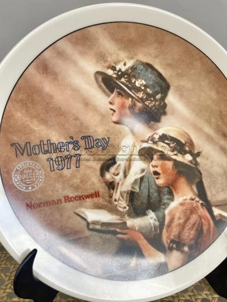 LOTE 240 - 01 PRATO DE COLECIONADOR NORMAN ROCKWELL "FAITH", EDIÇÃO LIMITADA, DIA DAS MÃES DE 1977 1ª EDIÇÃO,COM 21,5 CM DE DIAMETRO ESTE FICOU GUARDADO EM UMA CAIXA NO ARMÁRIO POR TODOS ESSES ANOS. O PRATO OFICIAL DE EDIÇÃO LIMITADA DO DIA DAS MÃES, APROVADO E CERTIFICADO PELA ROCKWELL SOCIETY OF AMERICA COMO UM VERDADEIRO CLÁSSICO DA ROCKWELL. FEITO À MÃO POR KNOWLES EM PORCELANA FINA AMERICANA, INTITULADO "FAITH" E NUMERADO 44384 O PRATO ESTÁ EM EXCELENTES CONDIÇÕES, IMPECÁVEL, NUNCA USADO.ITEM COMPRADO E GARAGENS DE ANTIGUIDADES NOS EUA.SUPORTE PARA PRATO NÃO INCLUÍDO NESTA VENDA. (NO ESTADO) ATENÇÃO! FAZER A VISITAÇÃO ANTES DE ARREMATAR, NÃO SABEMOS SE FUNCIONA, LEILÃO NÃO TEM GARANTIA E NEM DEVOLUÇÃO, SUJEITO A POSSÍVEIS AVARIAS VISÍVEIS/OCULTAS E/OU AUSÊNCIA DE COMPONENTES.