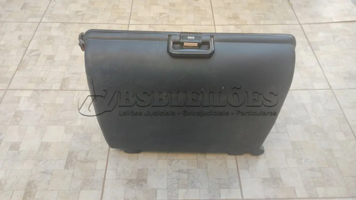 LOTE 031 - 01 MALA ANTIGA GUARDADA A ANOS MALGA GRANDE. (NO ESTADO) ATENÇÃO! FAZER A VISITAÇÃO ANTES DE ARREMATAR, NÃO SABEMOS SE FUNCIONA, LEILÃO NÃO TEM GARANTIA E NEM DEVOLUÇÃO, SUJEITO A POSSÍVEIS AVARIAS VISÍVEIS/OCULTAS E/OU AUSÊNCIA DE COMPONENTES.