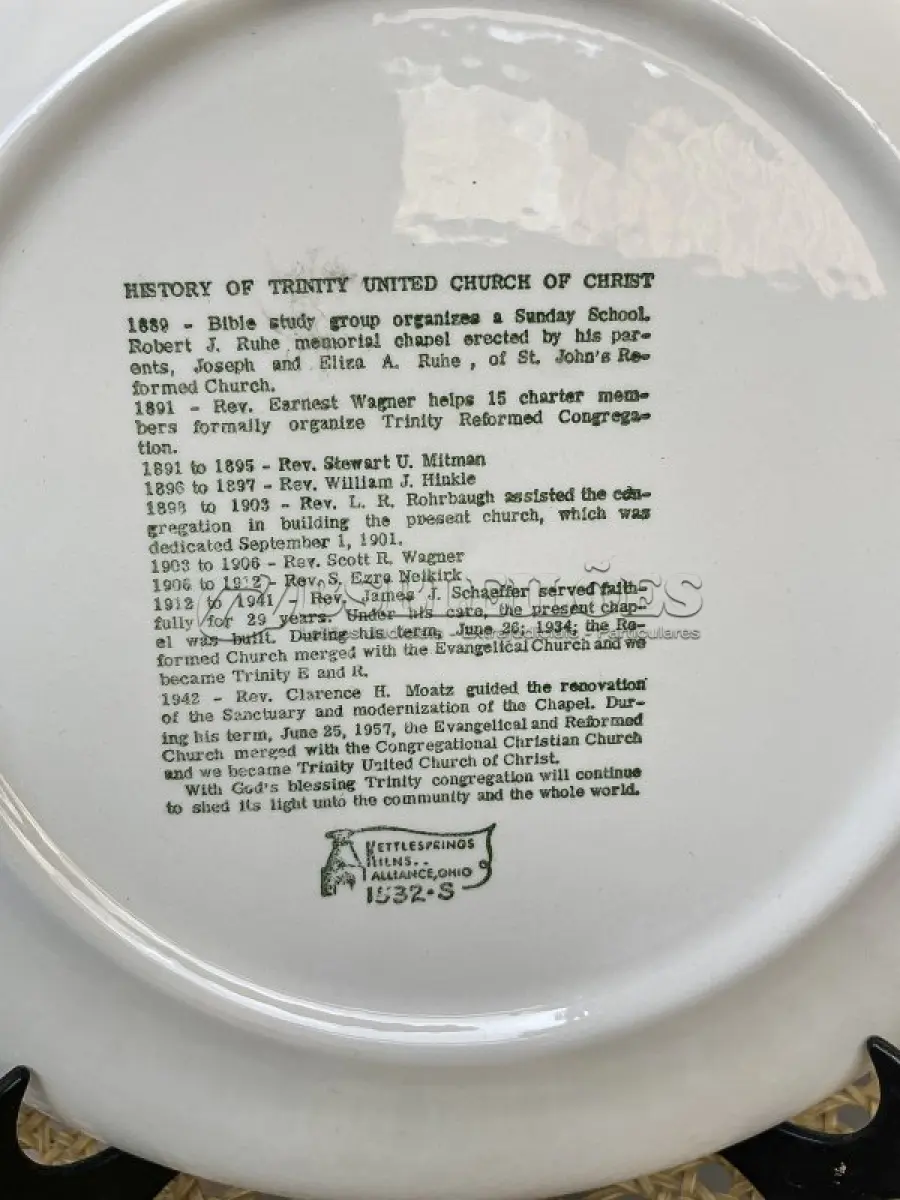 LOTE 218 - 01 RARO E BELO PRATO VERDE SOBRE BRANCO, FEITO EM 1966 PARA CELEBRAR O 75º ANIVERSÁRIO DA IGREJA UNIDA DE CRISTO DA TRINDADE EM ALLENTOWN, CONDADO DE LEHIGH, PENSILVÂNIA. INFELIZMENTE, ACREDITO QUE A IGREJA UNIDA DE CRISTO DA TRINDADE FECHOU HÁ ALGUNS ANOS, DEVIDO AO ENCOLHIMENTO DA CONGREGAÇÃO. O CONTEXTO HISTÓRICO DA IGREJA ESTÁ NO VERSO DO PRATO. O PRATO FOI FEITO PELA KETTLESPRINGS KILNS, ALLIANCE, OHIO, E TEM 25 CM DE DIÂMETRO, CÓDIGO Nº 1532.O SUPORTE DO PRATO NÃO ESTÁ INCLUÍDO. (NO ESTADO) ATENÇÃO! FAZER A VISITAÇÃO ANTES DE ARREMATAR, NÃO SABEMOS SE FUNCIONA, LEILÃO NÃO TEM GARANTIA E NEM DEVOLUÇÃO, SUJEITO A POSSÍVEIS AVARIAS VISÍVEIS/OCULTAS E/OU AUSÊNCIA DE COMPONENTES.