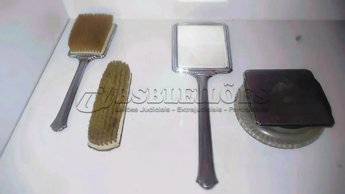 LOTE 010 - 01 CONJUNTO DE ESCOVA DE CABELO VINTAGE GUARDADO DÉCADA DE 80  COMPRADOS EM GARAGEM DE ANTIGUIDADES DOS EUA, ESPELHO COM 36 CM DE ALT.ESCOVA 27 CM,ESCOVA MENOR 16 CM. . (NO ESTADO) ATENÇÃO! FAZER A VISITAÇÃO ANTES DE ARREMATAR, NÃO SABEMOS SE FUNCIONA, LEILÃO NÃO TEM GARANTIA E NEM DEVOLUÇÃO, SUJEITO A POSSÍVEIS AVARIAS VISÍVEIS/OCULTAS E/OU AUSÊNCIA DE COMPONENTES.
